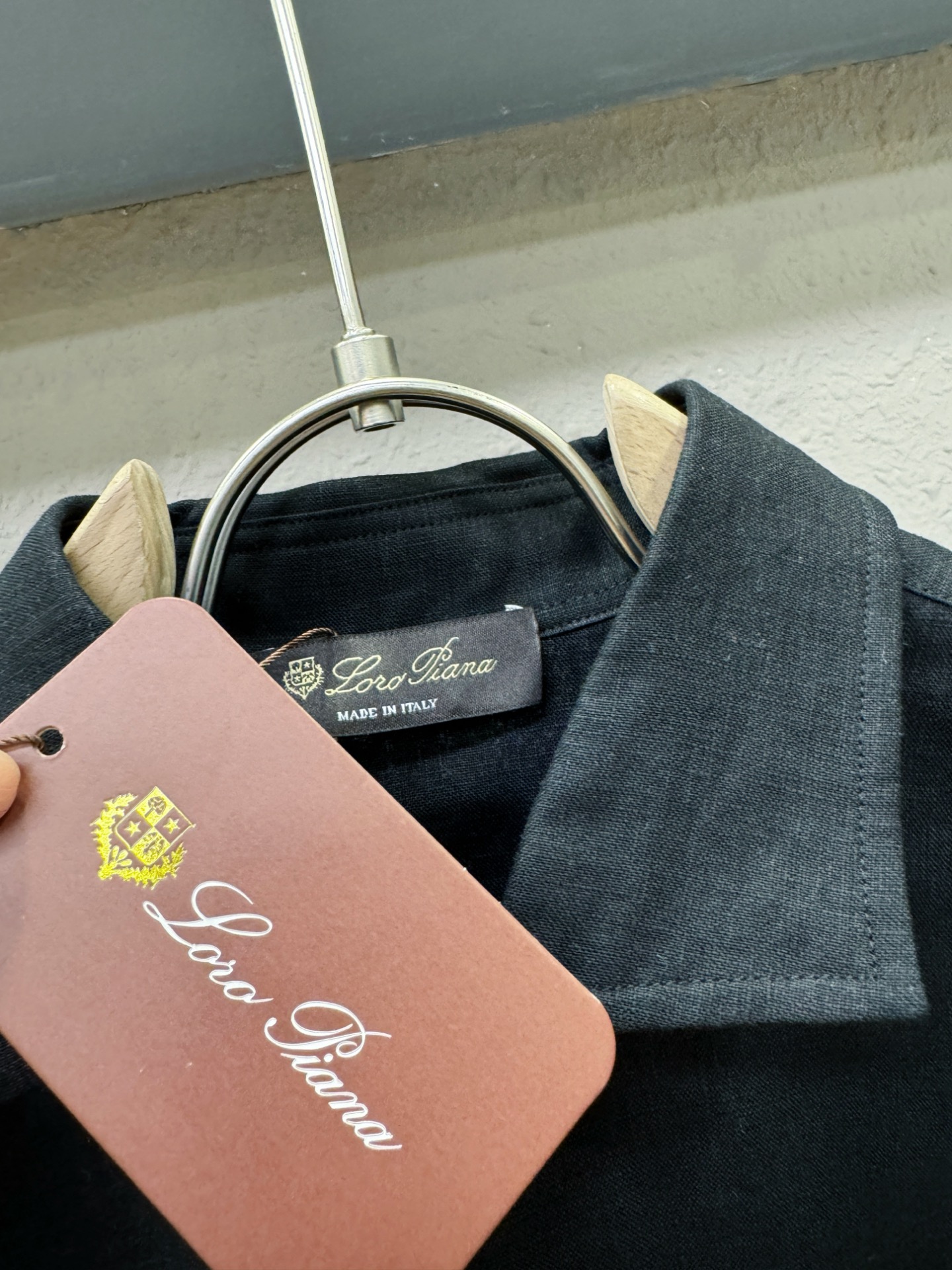 Loro Piana诺悠翩雅 2025专柜同款亚麻衬衫，100%亚麻面料，亚麻衬衫就足够腔调，作为衬衫外