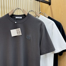 (最大可穿240斤) LOEWE罗意威 2025春夏新款短袖T恤!走秀图案时尚休闲短袖T恤衫!设计log (最大可穿240斤) LOEWE罗意威 2025春夏新款短袖T恤!走秀图案时尚休闲短袖T恤衫!设计log