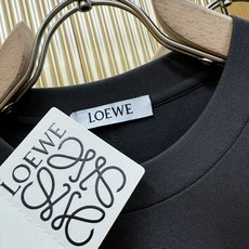 (最大可穿240斤) LOEWE罗意威 2025春夏新款短袖T恤!走秀图案时尚休闲短袖T恤衫!设计log (最大可穿240斤) LOEWE罗意威 2025春夏新款短袖T恤!走秀图案时尚休闲短袖T恤衫!设计log