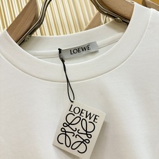 (最大可穿240斤) LOEWE罗意威 2025春夏新款短袖T恤!走秀图案时尚休闲短袖T恤衫!设计log (最大可穿240斤) LOEWE罗意威 2025春夏新款短袖T恤!走秀图案时尚休闲短袖T恤衫!设计log