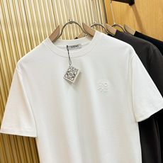 (最大可穿240斤) LOEWE罗意威 2025春夏新款短袖T恤!走秀图案时尚休闲短袖T恤衫!设计log (最大可穿240斤) LOEWE罗意威 2025春夏新款短袖T恤!走秀图案时尚休闲短袖T恤衫!设计log