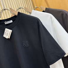 (最大可穿240斤) LOEWE罗意威 2025春夏新款短袖T恤!走秀图案时尚休闲短袖T恤衫!设计log (最大可穿240斤) LOEWE罗意威 2025春夏新款短袖T恤!走秀图案时尚休闲短袖T恤衫!设计log