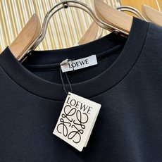 (最大可穿240斤) LOEWE罗意威 2025春夏新款短袖T恤!走秀图案时尚休闲短袖T恤衫!设计log (最大可穿240斤) LOEWE罗意威 2025春夏新款短袖T恤!走秀图案时尚休闲短袖T恤衫!设计log
