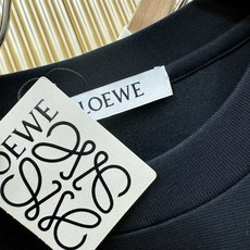 (最大可穿240斤) LOEWE罗意威 2025春夏新款短袖T恤!走秀图案时尚休闲短袖T恤衫!设计log (最大可穿240斤) LOEWE罗意威 2025春夏新款短袖T恤!走秀图案时尚休闲短袖T恤衫!设计log