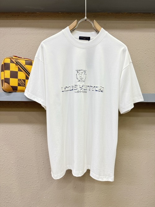 Louis Vuitton 2025 Spring/Summer Fashion Show Logo Print Short Sleeve T-Shirt 1 Louis Vuitton 2025 Spring/Summer Fashion Show Logo Print Short Sleeve T-Shirt