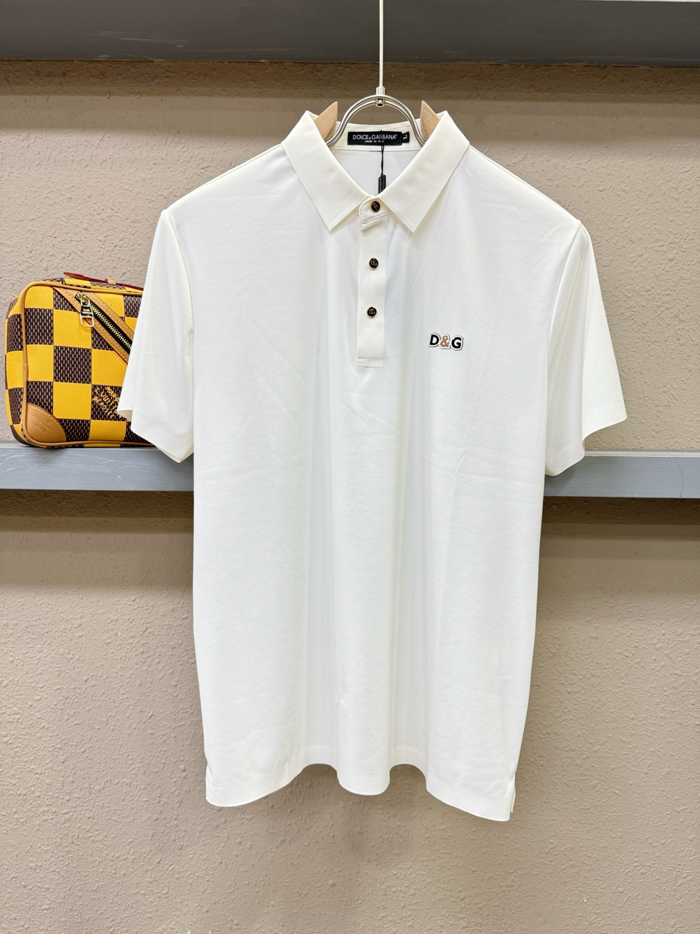 NO:527555,DG official spring and summer new style, counter is launched simultaneously, men's lapel short sleeves, high-end main line series, imported original fabric, first-class texture, excellent skin-friendliness, silky and delicate touch, fashionable three-button opening and closing placket design, paired with small lapels, fashionable and age-reducing, the upper body is full of Italian tone, full of shape. M-4XL, T-shirt, alexander wang19860909DG 官方春夏新款 专柜同步上市 男士翻领短袖,高端主线系列,进口原版面料,质感一流,亲肤性极佳,触感丝滑细腻,时尚三扣开合门襟设计,搭配小翻领时尚且减龄,上身满满的意式腔调感,型格十足.码数M-4XL,,T-shirt,alexander wang,Men's clothing