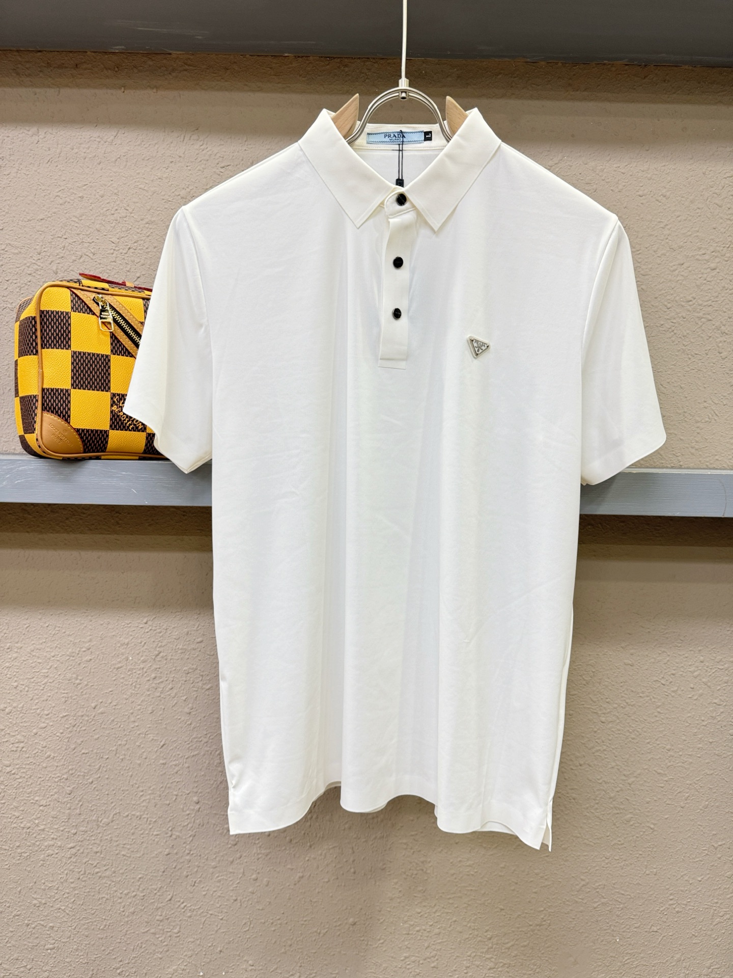 NO:527553,PRADA official spring and summer new style, counter is launched simultaneously, men's lapel short sleeves, high-end main line series, imported original fabric, first-class texture, excellent skin-friendliness, smooth and delicate touch, fashionable three-button opening and closing placket design, paired with small lapels, fashionable and age-reducing, the upper body is full of Italian tone, full of shape. M-4XL,,prada,prada,T-shirt,alexander wang19860909PRADA 普拉达 官方春夏新款 专柜同步上市 男士翻领短袖,高端主线系列,进口原版面料,质感一流,亲肤性极佳,触感丝滑细腻,时尚三扣开合门襟设计,搭配小翻领时尚且减龄,上身满满的意式腔调感,型格十足.码数M-4XL,,prada,prada,T-shirt,alexander wang,Men's clothing