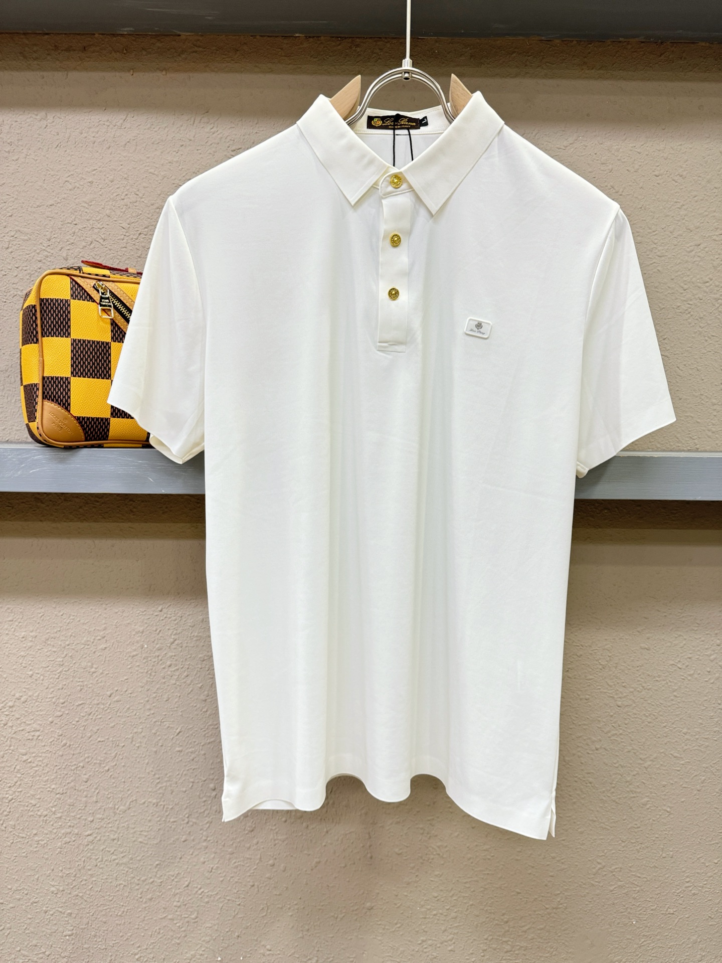 NO:527570,Loro Piana Nouyou Pianya official spring and summer new style, counter is launched simultaneously, men's lapel short sleeves, high-end main line series, imported original fabric, first-class texture, excellent skin-friendliness, smooth and delicate touch, fashionable three-button opening and closing placket design, paired with small lapels, fashionable and age-reducing, the upper body is full of Italian tone, full of shape. M-4XL, loro pigana, T-shirt, alexander wang19860909Loro Piana诺悠翩雅 官方春夏新款 专柜同步上市 男士翻领短袖,高端主线系列,进口原版面料,质感一流,亲肤性极佳,触感丝滑细腻,时尚三扣开合门襟设计,搭配小翻领时尚且减龄,上身满满的意式腔调感,型格十足.码数M-4XL,,loro piana,T-shirt,alexander wang,Men's clothing