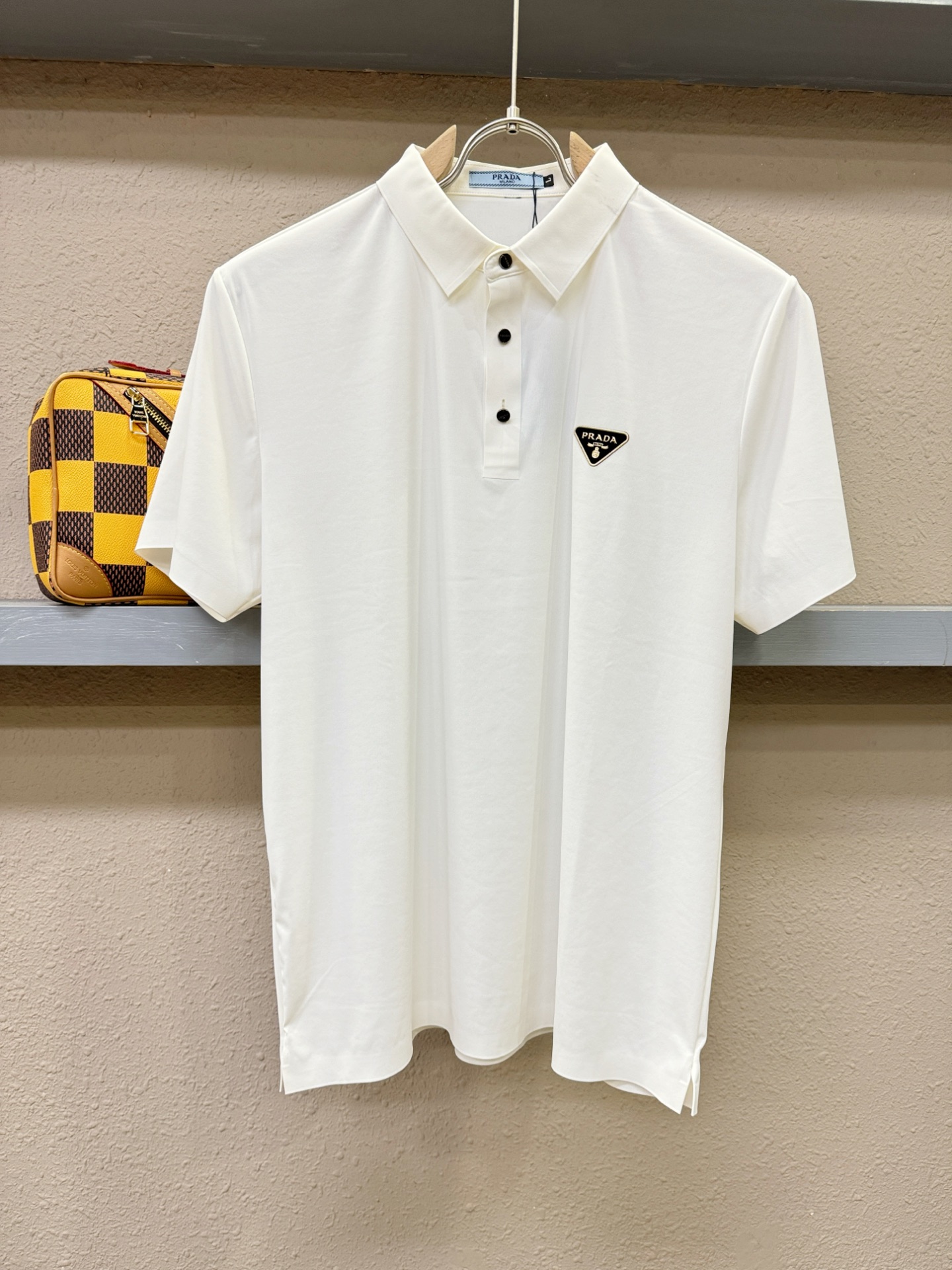 NO:527566,PRADA official spring and summer new style, counter is launched simultaneously, men's lapel short sleeves, high-end main line series, imported original fabric, first-class texture, excellent skin-friendliness, smooth and delicate touch, fashionable three-button opening and closing placket design, paired with small lapels, fashionable and age-reducing, the upper body is full of Italian tone, full of shape. M-4XL,,prada,prada,T-shirt,alexander wang19860909PRADA 普拉达 官方春夏新款 专柜同步上市 男士翻领短袖,高端主线系列,进口原版面料,质感一流,亲肤性极佳,触感丝滑细腻,时尚三扣开合门襟设计,搭配小翻领时尚且减龄,上身满满的意式腔调感,型格十足.码数M-4XL,,prada,prada,T-shirt,alexander wang,Men's clothing