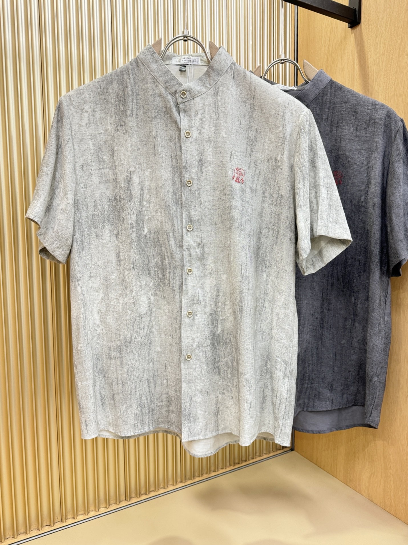 NO:497458,BC Bruti The same linen shirt in the 2025 spring and summer counter, the linen shirt is sufficient tone. It is worn as a shirt with an inner layer, or as a thin coat, and the threaded texture of linen makes the overall fabric more retro, and to a certain extent balances the wrinkle-free properties of the thread. The cloth surface is cool and breathable, soft but crisp, and a must-have item!  Code number M-3XL, Jackets & coats,shirts,alexander wang19860909BC布鲁提 2025春夏专柜同款亚麻衬衫,亚麻衬衫足够腔调,作为衬衫外穿内搭,或作为薄外套叠穿混搭,亚麻自带的麻结肌理,让整体布面更有复古感,一定程度上平衡了麻料易皱的特性,布面凉感且透气,柔软但有挺括度,必备单品！码数M-3XL,,jackets & coats,shirts,alexander wang,Men's clothing