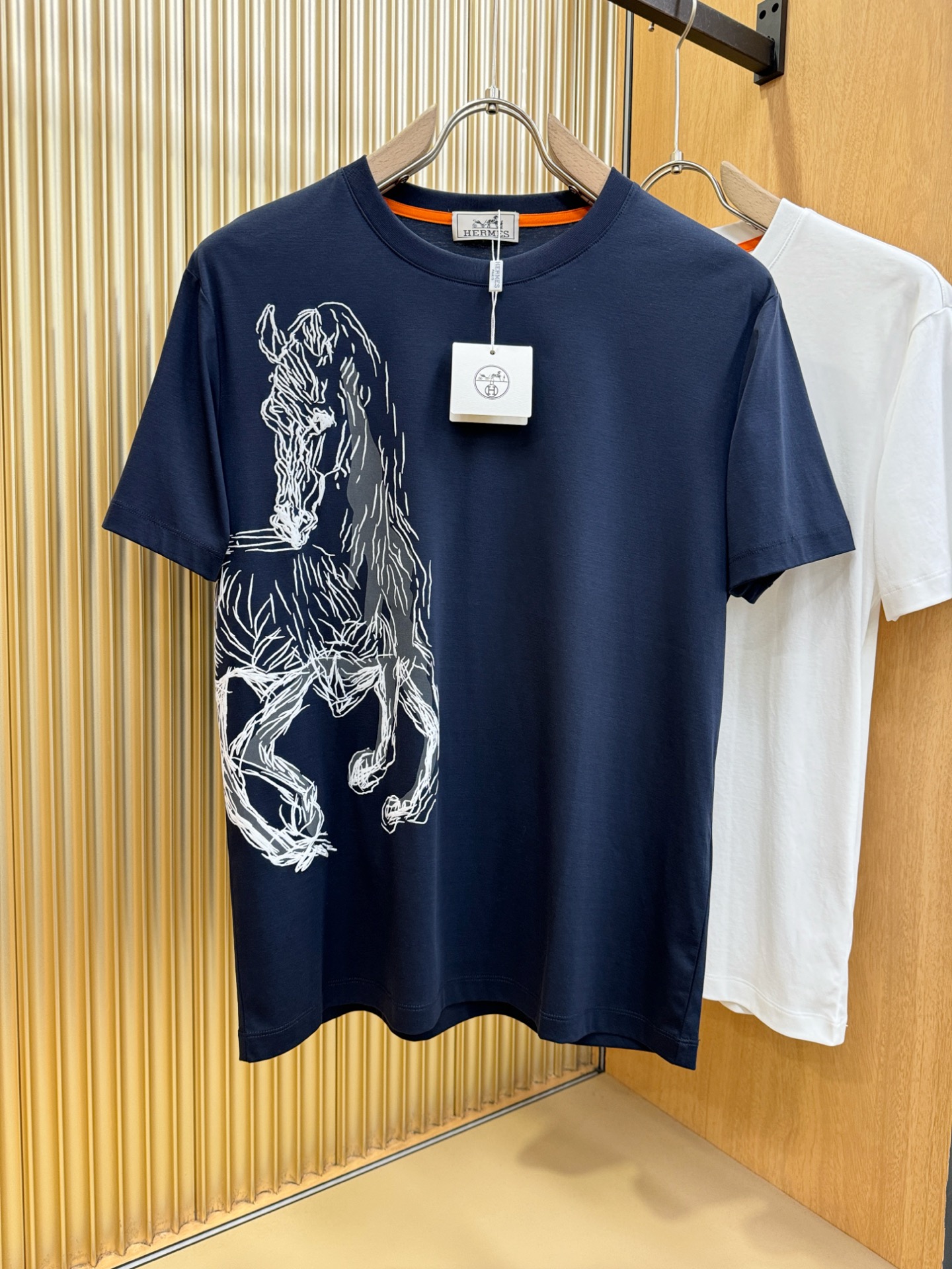 NO:497465,Hermès 2025 spring and summer new short-sleeved products, mercerized cotton fabric, soft touch. Top imported private goods, fashionable design, trendy short-sleeved, undeniable quality, excellent effect on the upper body, the same style on the luxury official website!  Size M-3XL, hermes, hermes, T-shirt, alexander wang19860909Hermès爱马仕 2025春夏新品短袖,丝光棉面料,手感柔软.顶级进口私货,时尚设计潮流短袖,不失奢华 品质毋庸置疑 上身效果超赞,奢华官网同款！尺码M-3XL,,hermes,hermes,T-shirt,alexander wang,Men's clothing