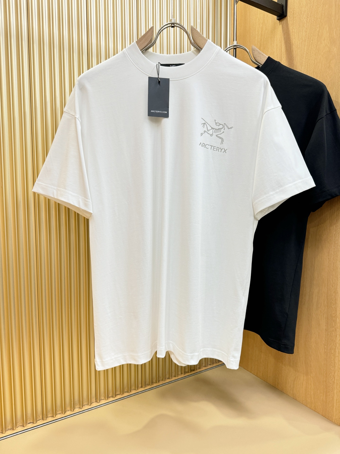 NO:496426,ARC’TERYX/Archaew Bird 2025 spring and summer new short-sleeved T-shirt!  Fashionable casual short-sleeved T-shirt with catwalk patterns!  Design logo design!  The most designed and selected customer-supplied fabrics are soft and skin-friendly, comfortable and breathable, and you can’t picky about the physical objects!  Genderless couples mix styles to open up a new fashion charm!  Differentiate the market version, high-quality custom series!  Size M-3XL, arc'teryx, T-shirt,tees, t-shirt,alexander wang19860909ARC‘TERYX/始祖鸟 2025春夏新款短袖T恤！走秀图案时尚休闲短袖T恤衫！设计logo设计！极具设计精选客供面料,手感柔软亲肤,着身舒适透气性都无法挑剔,实物绝对会让你爱不释手！无性别主义的情侣混穿款式,打开全新的时装新韵味！区别市场版本,高定系列！尺码M-3XL,arc'teryx,T-shirt,tees，t-shirt,alexander wang,Men's clothing