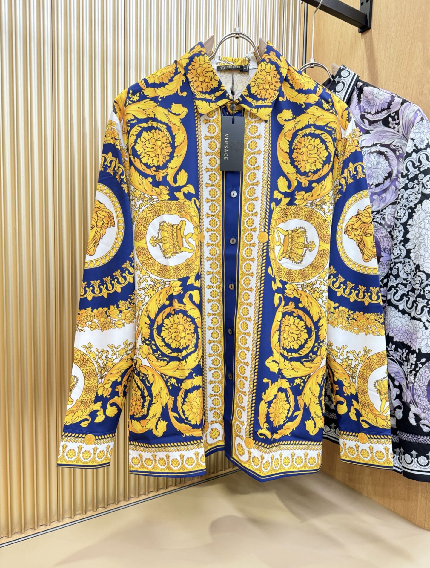 NO:496433,Versace 2025 new shirts, trading company channels are rare, and it is the leading official website for sale!  The classic casual shirt is matched with a unique design, simple, clean, classic and fashionable style design, which is a versatile style that can be switched at will. The fabric feels soft and delicate, and is extremely moisture-absorbing and breathable. It is comfortable to wear close to the body and skin-friendly. You can wear it alone or as a coat to wear it. Its versatile performance is beyond your imagination!  The top of the ready-to-wear is simple and fashionable without losing its elegance!  Code number M-3XL, versace, versace, jackets & coats,shirts,alexander wang19860909Versace 范思哲 2025 新款衬衫,贸易公司渠道稀出,领先官网发售！经典休闲衬衫搭配独特的设计,简洁干净、经典时髦的版型设计,属于可随意切换风格的百搭款式,面料手感软糯细腻,极具吸湿透气性,贴身着穿亲肤舒适,即可单穿内搭、也可用来作为外套着穿搭配,其百搭性能超乎你的想象！成衣上身简约时髦又不失优雅感！码数M-3XL,,versace,versace,jackets & coats,shirts,alexander wang,Men's clothing