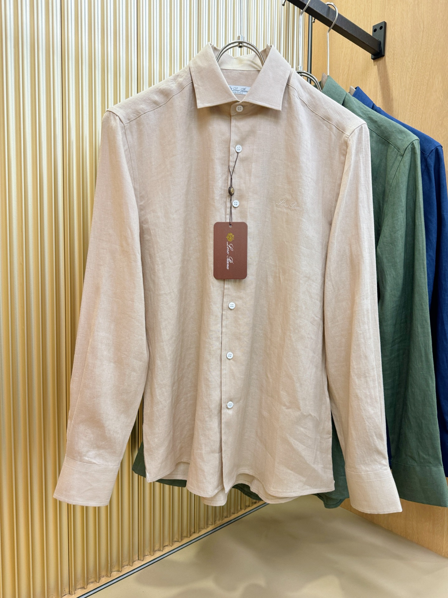 NO:497444,Loro Piana Nuoyou Pianya The same linen shirt, linen fabric and linen shirt are enough to match. As a shirt with an inner layer, or as a thin coat, the linen texture comes with a thread on the whole fabric, making the overall fabric more retro, and to a certain extent balance the wrinkle-free properties of the thread on the cloth. The cloth surface is cool and breathable, soft but crisp, and a must-have item!  S-XXL, loro piana, jackets & coats,shirts,alexander wang19860909Loro Piana诺悠翩雅 2025春夏专柜同款亚麻衬衫,亚麻面料,亚麻衬衫就足够腔调,作为衬衫外穿内搭,或作为薄外套叠穿混搭,亚麻自带的麻结肌理,让整体布面更有复古感,一定程度上平衡了麻料易皱的特性,布面凉感且透气,柔软但有挺括度,必备单品！码数S-XXL,,loro piana,jackets & coats,shirts,alexander wang,Men's clothing