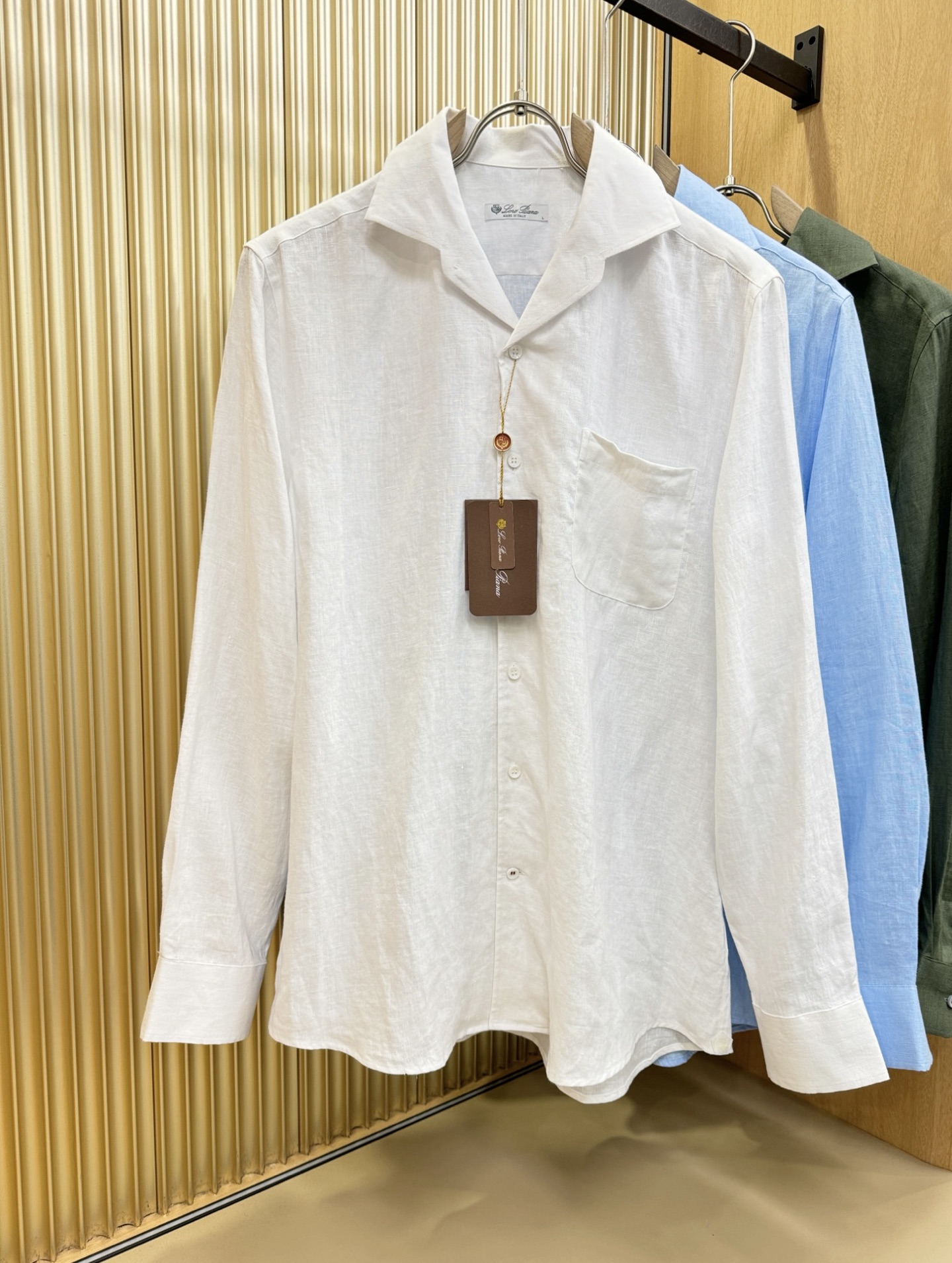 NO:497449,Loro Piana Nuoyou Pianya The same linen shirt, linen fabric and linen shirt are enough to match. As a shirt with an inner layer, or as a thin coat, the linen texture comes with a thread on the whole fabric, making the overall fabric more retro, and to a certain extent balance the wrinkle-free properties of the thread on the cloth. The cloth surface is cool and breathable, soft but crisp, and a must-have item!  S-XXL, loro piana, jackets & coats,shirts,alexander wang19860909Loro Piana诺悠翩雅 2025春夏专柜同款亚麻衬衫,亚麻面料,亚麻衬衫就足够腔调,作为衬衫外穿内搭,或作为薄外套叠穿混搭,亚麻自带的麻结肌理,让整体布面更有复古感,一定程度上平衡了麻料易皱的特性,布面凉感且透气,柔软但有挺括度,必备单品！码数S-XXL,,loro piana,jackets & coats,shirts,alexander wang,Men's clothing