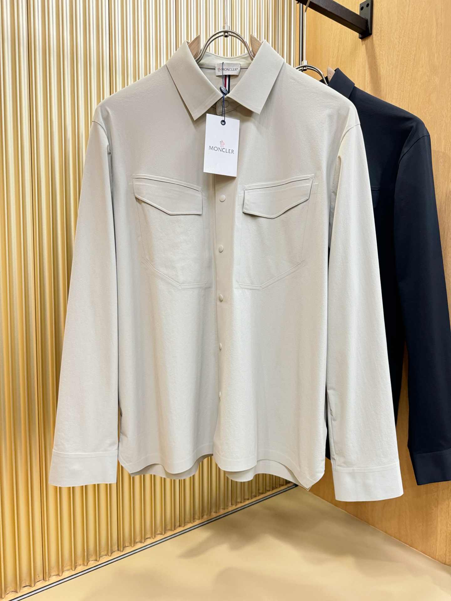 NO:496439,Moncler 2025ss new shirt, trading company channels are rare, and it is on sale on the official website!  The classic casual shirt is matched with a unique design, simple, clean, classic and fashionable style design, which is a versatile style that can be switched at will. The fabric feels soft and delicate, and is extremely moisture-absorbing and breathable. It is comfortable to wear close to the body and skin-friendly. You can wear it alone or as a coat to wear it. Its versatile performance is beyond your imagination!  The top of the ready-to-wear is simple and fashionable without losing its elegance!  Code number M-3XL, Moncler, jackets & coats,shirts,alexander wang19860909Moncler蒙口 2025ss新款衬衫,贸易公司渠道稀出,领先官网发售！经典休闲衬衫搭配独特的设计,简洁干净、经典时髦的版型设计,属于可随意切换风格的百搭款式,面料手感软糯细腻,极具吸湿透气性,贴身着穿亲肤舒适,即可单穿内搭、也可用来作为外套着穿搭配,其百搭性能超乎你的想象！成衣上身简约时髦又不失优雅感！码数M-3XL,,Moncler,jackets & coats,shirts,alexander wang,Men's clothing