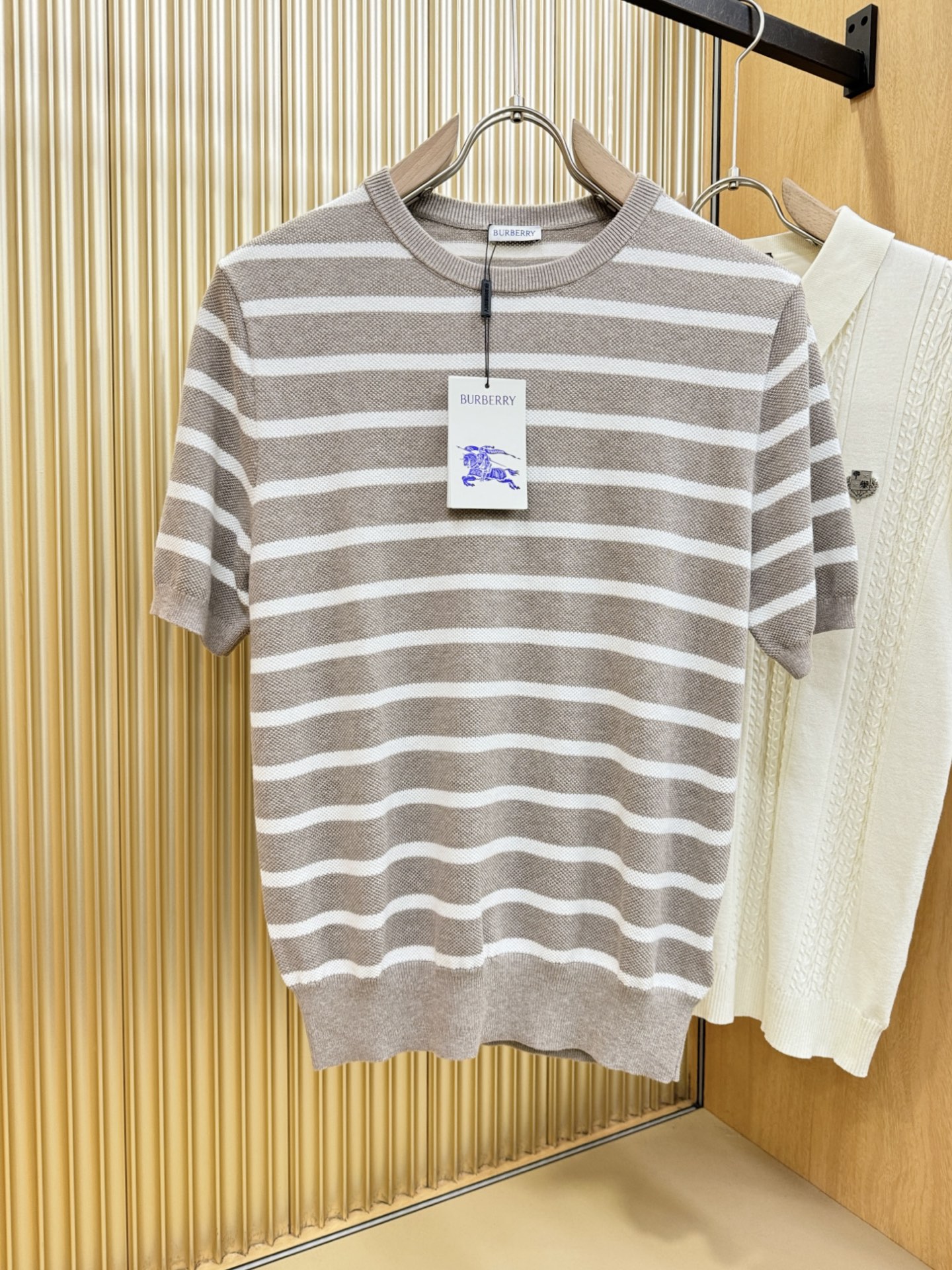 NO:496445,High-version BURBERRY 2025 spring and summer new product knitted short-sleeved, knitted fabric, soft touch. Three complete standards, top imported private goods, fashionable design trendy short-sleeved sweaters, without losing luxury. The quality is unquestionable. The upper body effect is excellent, the same as the luxury official website!  Size S-XL, Burberry, Burberry, T-shirt, alexander wang19860909高版本BURBERRY巴宝莉 2025春夏新品针织短袖,针织面料,手感柔软.三标齐全,顶级进口私货,时尚设计潮流短袖针织衫,不失奢华 品质毋庸置疑 上身效果超赞,奢华官网同款！尺码S-XL,,burberry,burberry,T-shirt,alexander wang,Men's clothing