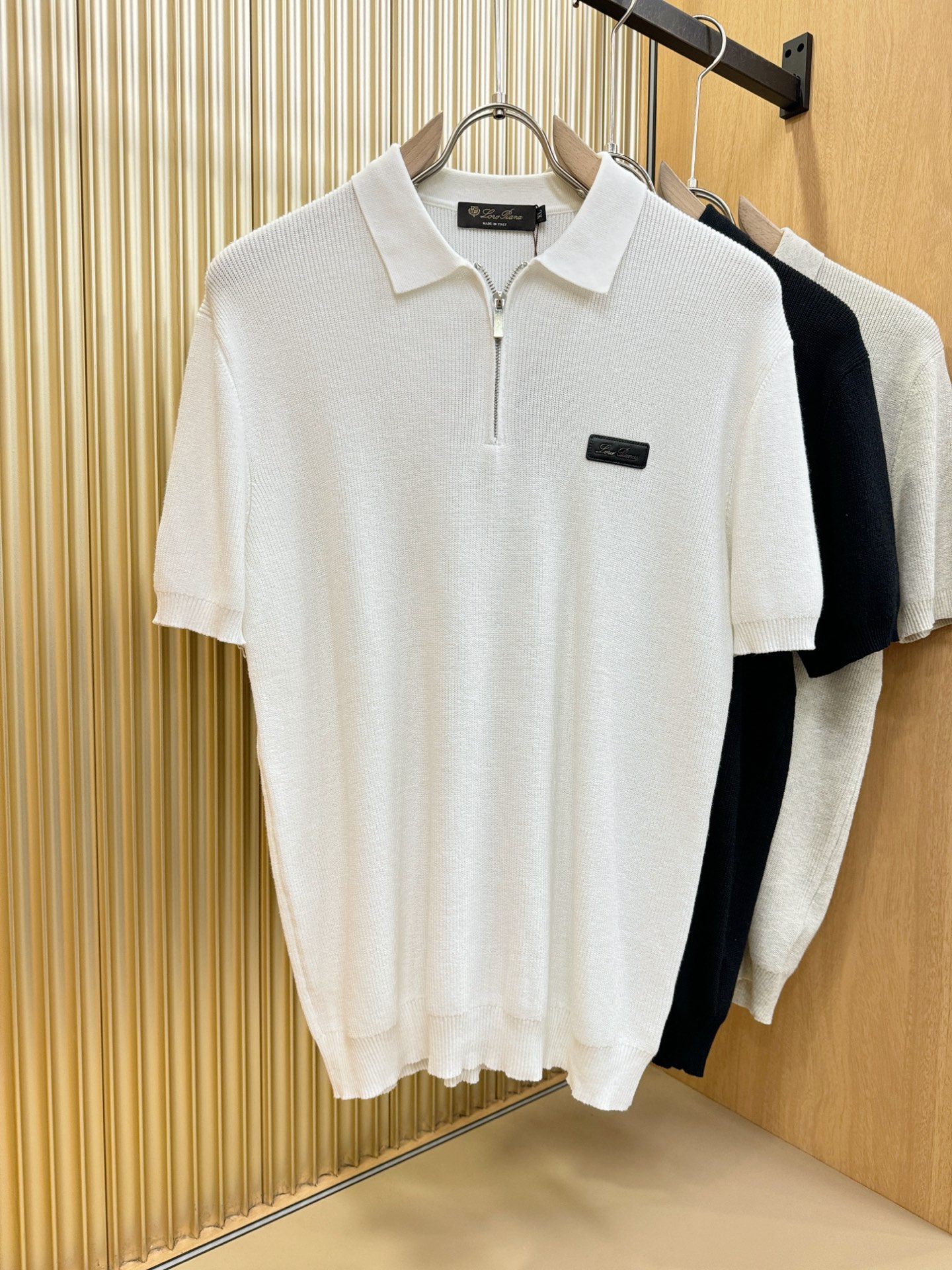 NO:511094,Loro Piana Nouyou Pianya 2025 spring and summer new knitted short-sleeved products, imported knitted fabrics, soft touch. Top imported private goods, fashionable design trendy short-sleeved sweaters, without losing luxury. The quality is unquestionable. The upper body effect is excellent, the same as the luxury official website!  Size M-4XL, loro piana, T-shirt, alexander wang19860909Loro Piana诺悠翩雅 2025春夏新品针织短袖,进口针织面料,手感柔软.顶级进口私货,时尚设计潮流短袖针织衫,不失奢华 品质毋庸置疑 上身效果超赞,奢华官网同款！尺码M-4XL,,loro piana,T-shirt,alexander wang,Men's clothing