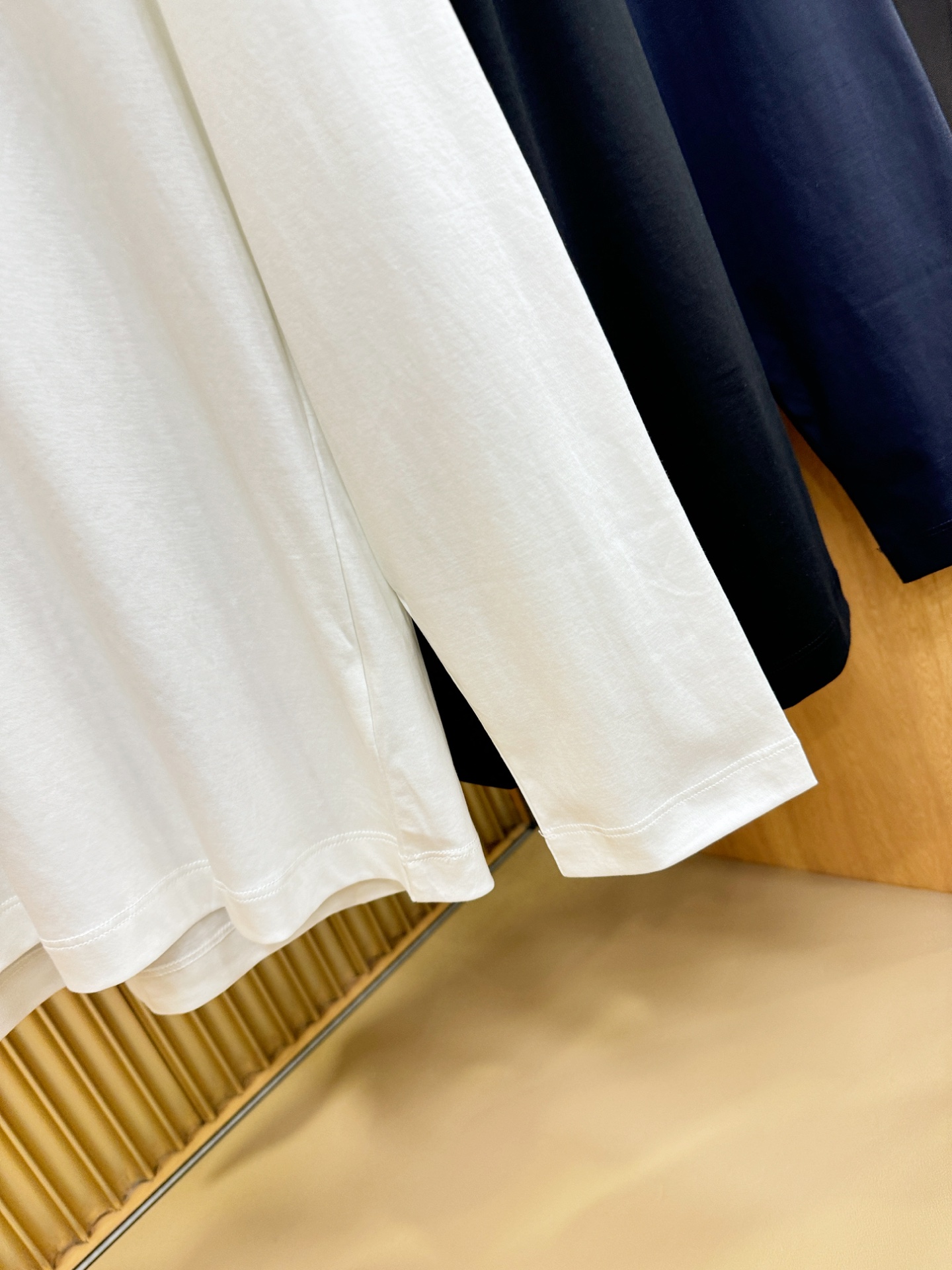 “New Hermès Essex 2025 Fall/Winter Long-Sleeve T-Shirts with Classic Logo Design – Men’s Comfortable and Stylish Collection” - 图片 6