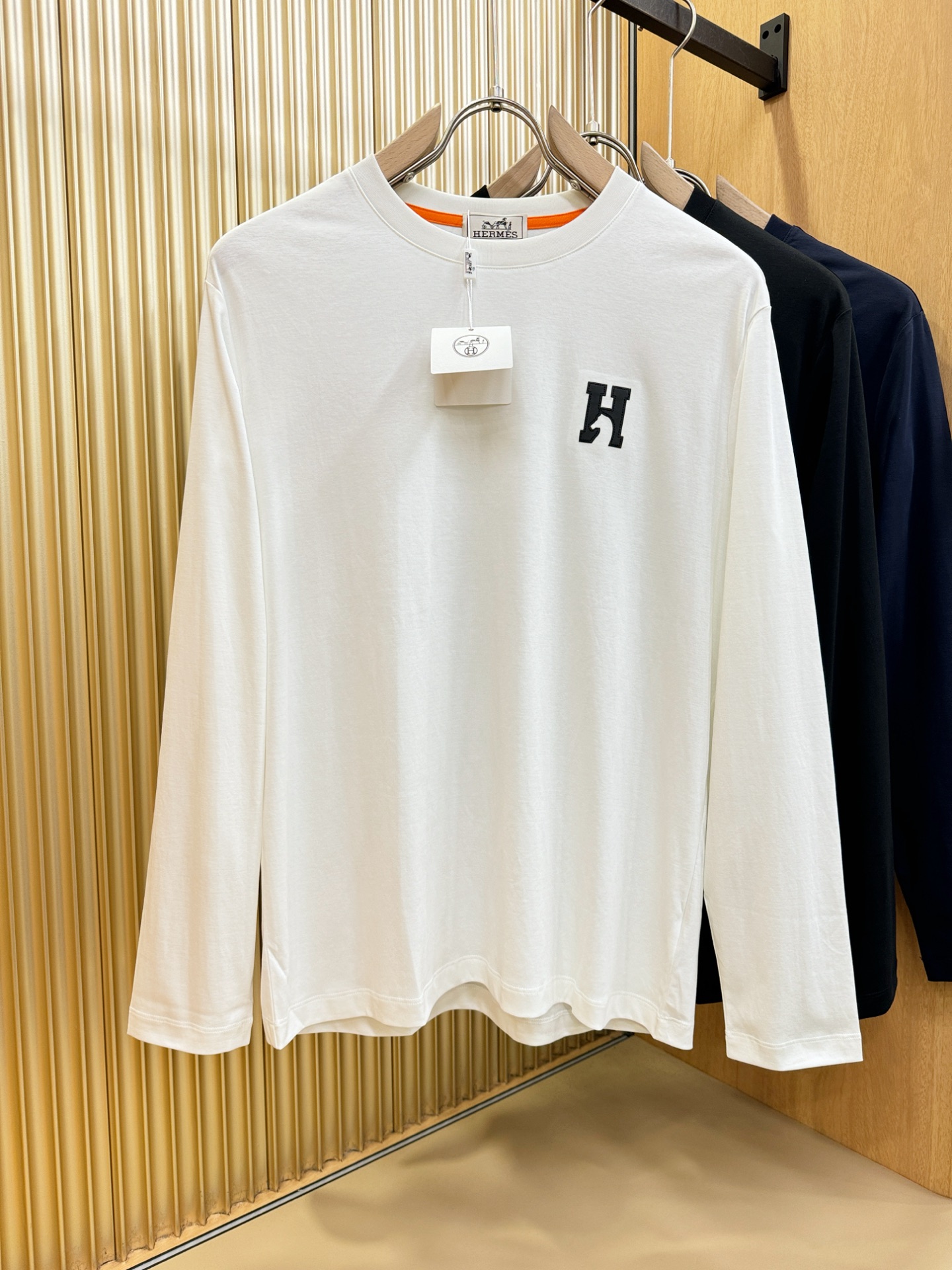 “New Hermès Essex 2025 Fall/Winter Long-Sleeve T-Shirts with Classic Logo Design – Men’s Comfortable and Stylish Collection” - 图片 1
