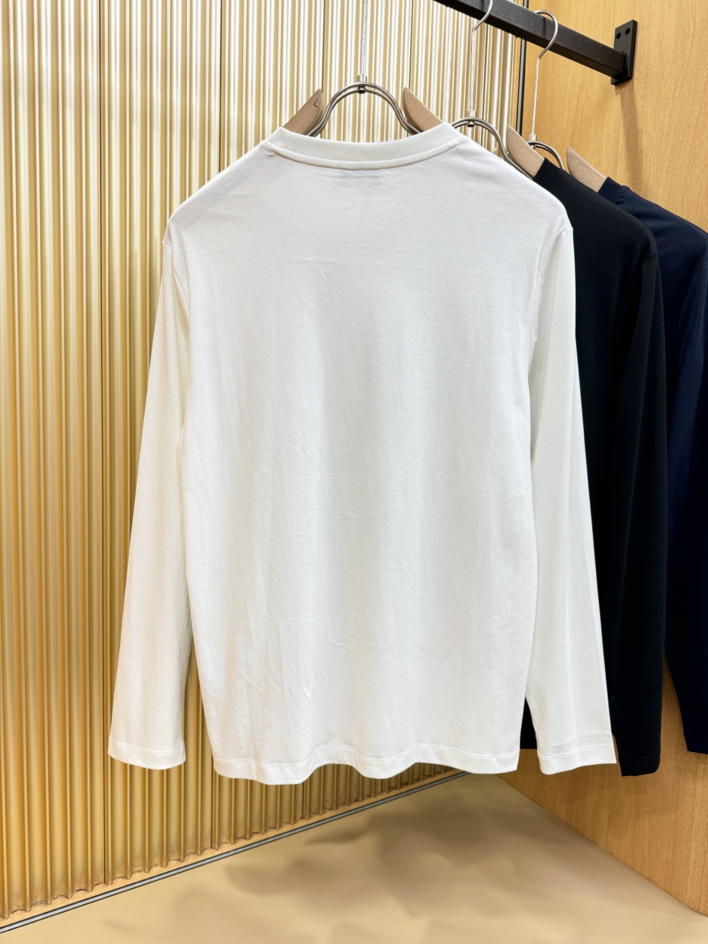 “New Hermès Essex 2025 Fall/Winter Long-Sleeve T-Shirts with Classic Logo Design – Men’s Comfortable and Stylish Collection” - 图片 9