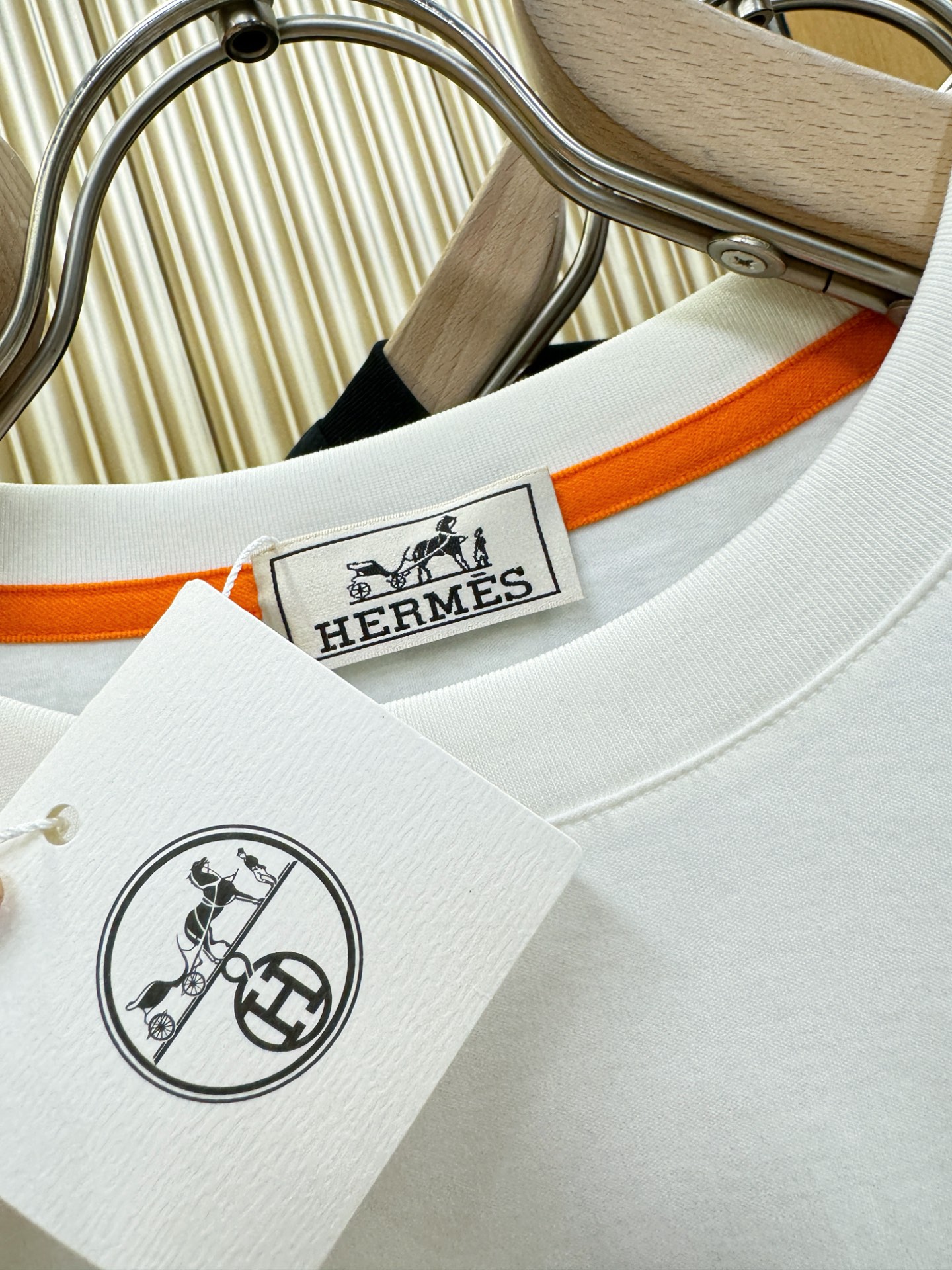 “New Hermès Essex 2025 Fall/Winter Long-Sleeve T-Shirts with Classic Logo Design – Men’s Comfortable and Stylish Collection” - 图片 5