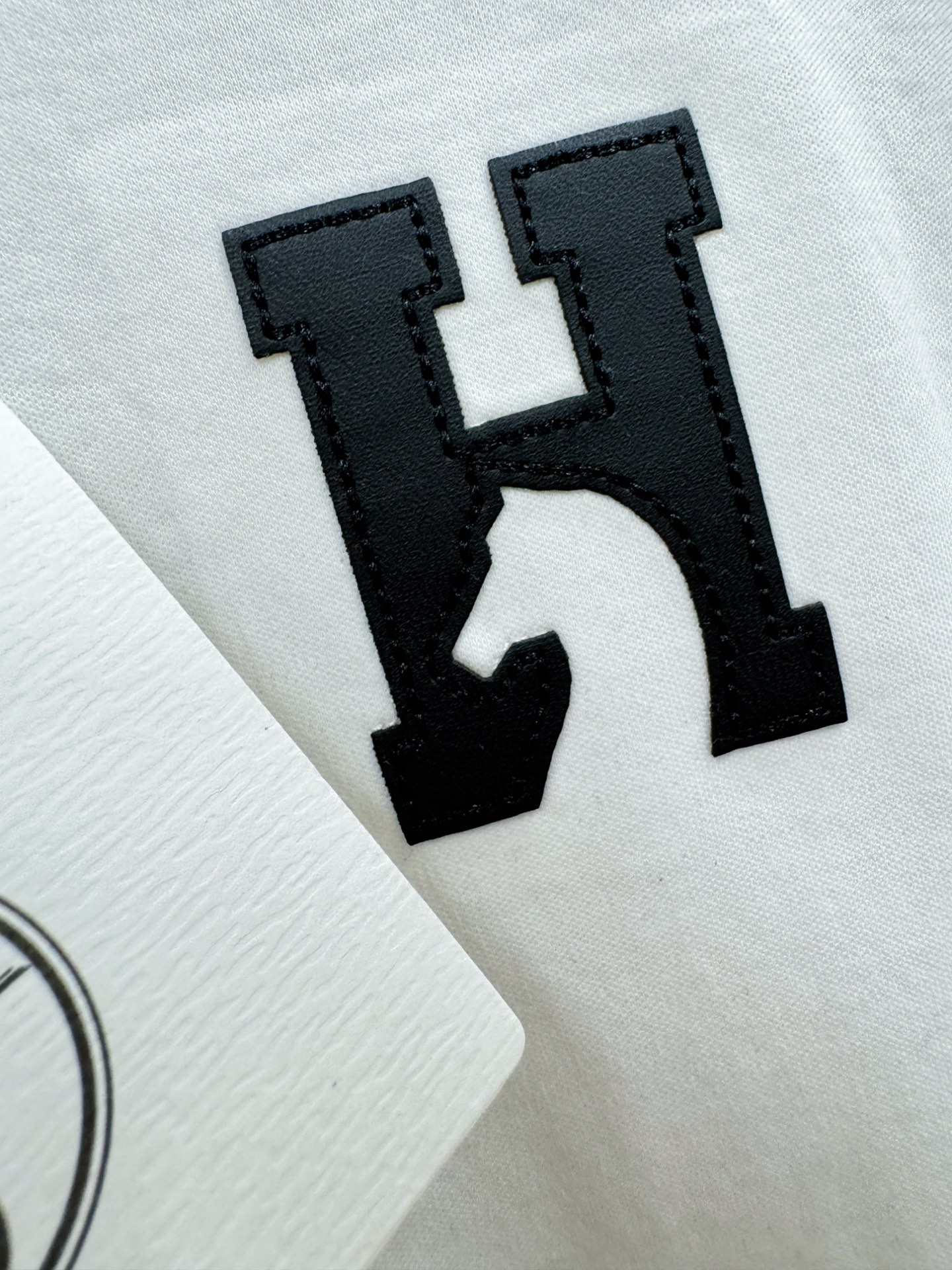 “New Hermès Essex 2025 Fall/Winter Long-Sleeve T-Shirts with Classic Logo Design – Men’s Comfortable and Stylish Collection” - 图片 4