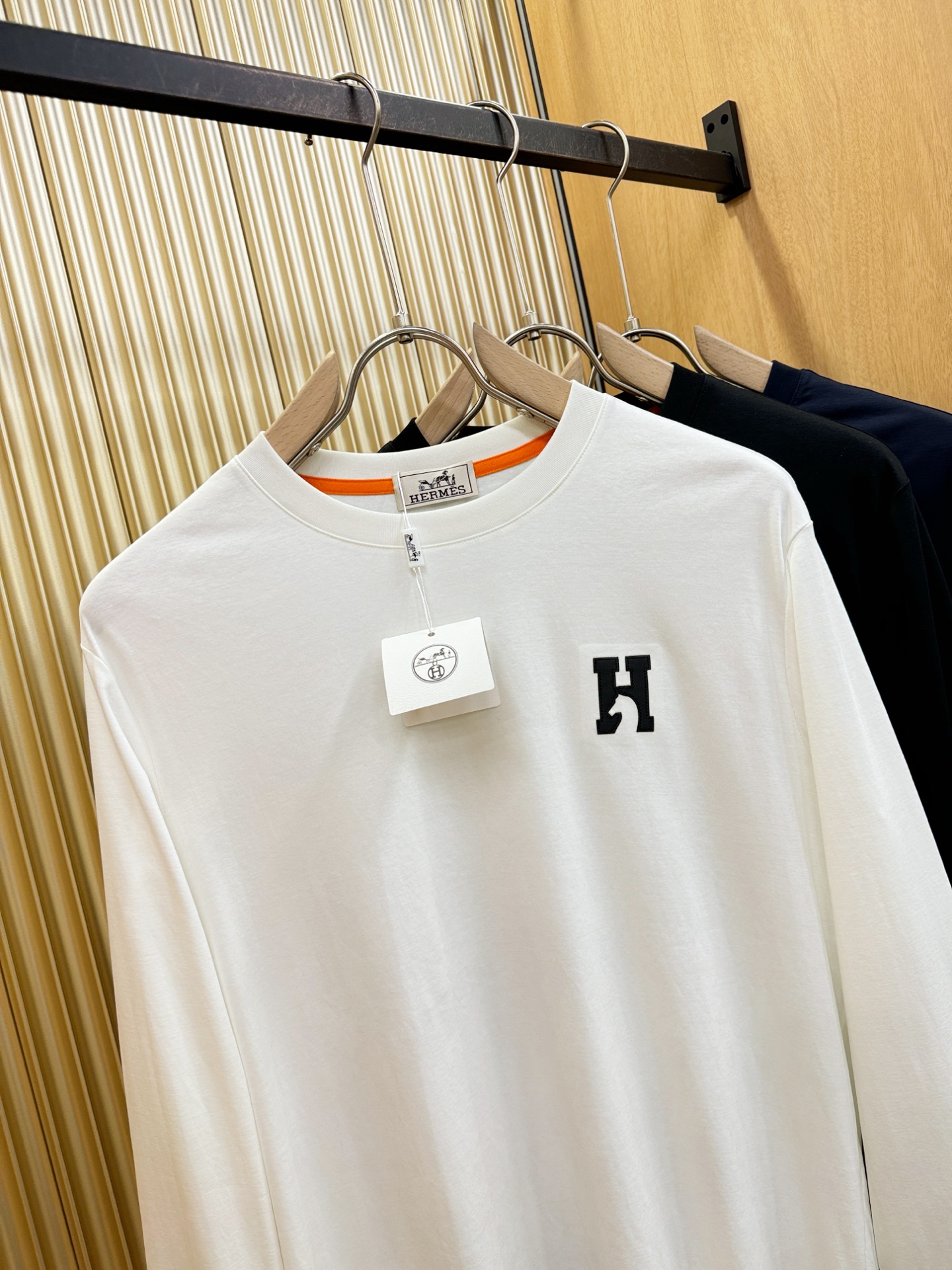 “New Hermès Essex 2025 Fall/Winter Long-Sleeve T-Shirts with Classic Logo Design – Men’s Comfortable and Stylish Collection” - 图片 2