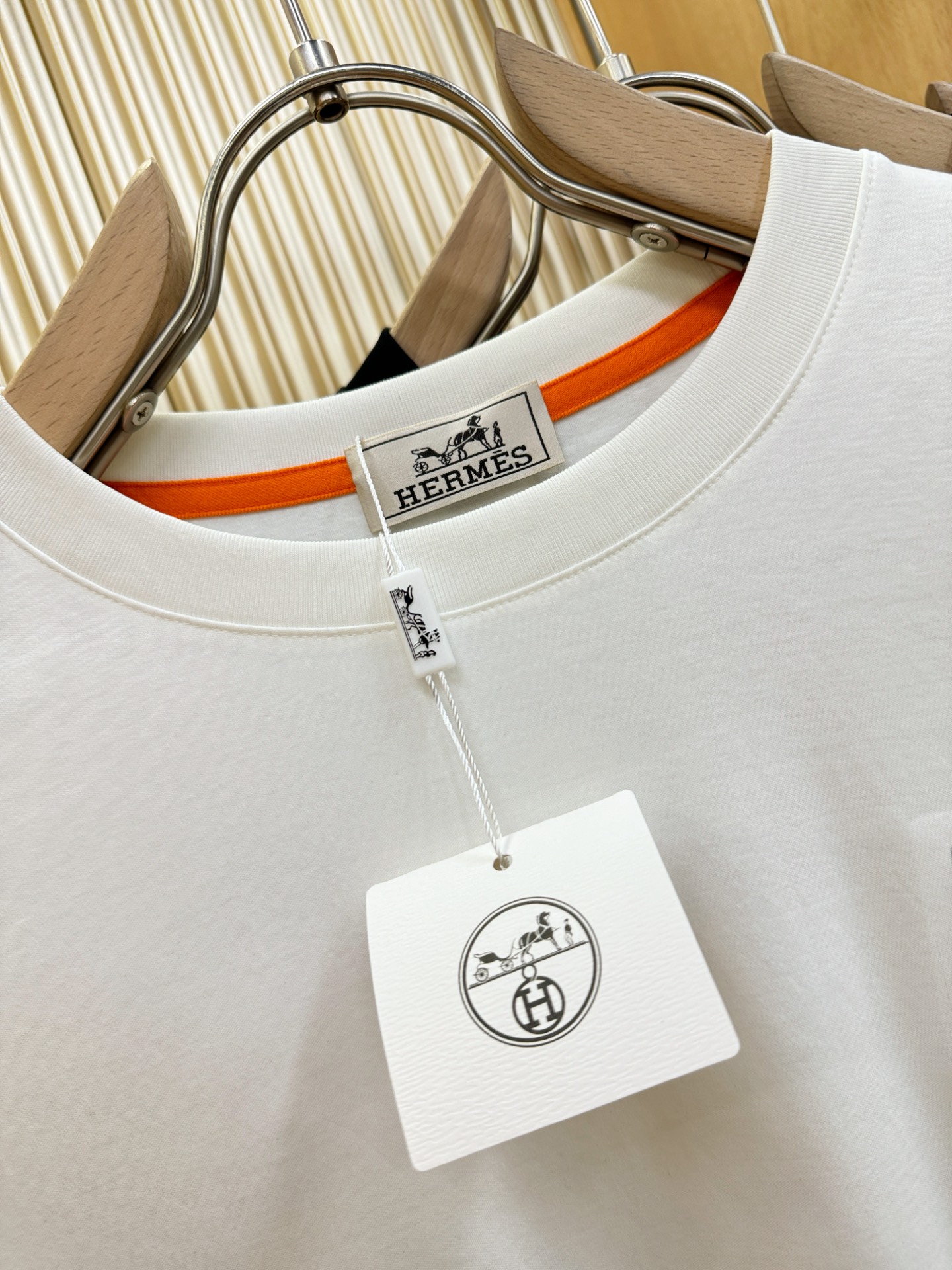 “New Hermès Essex 2025 Fall/Winter Long-Sleeve T-Shirts with Classic Logo Design – Men’s Comfortable and Stylish Collection” - 图片 8