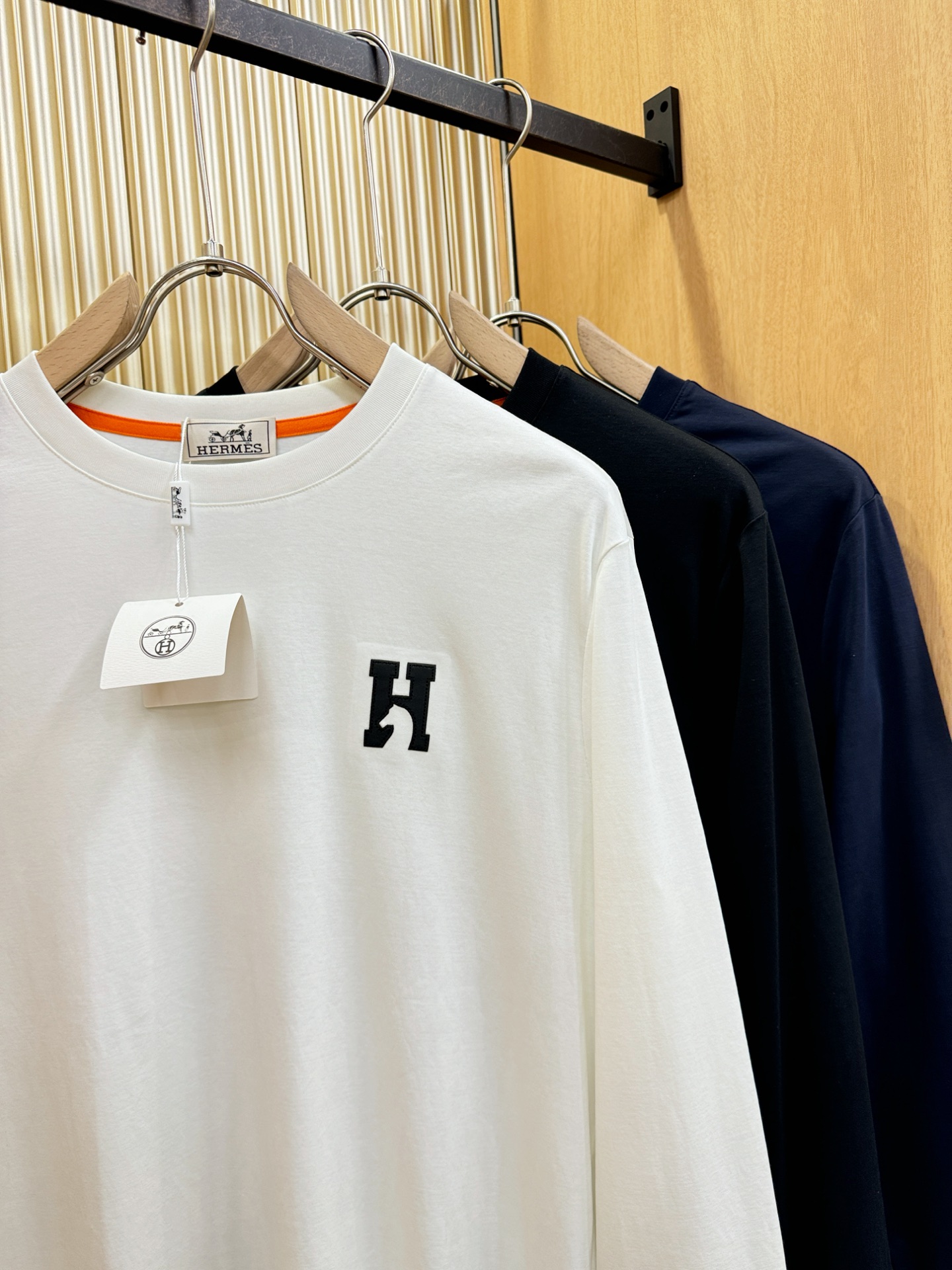 “New Hermès Essex 2025 Fall/Winter Long-Sleeve T-Shirts with Classic Logo Design – Men’s Comfortable and Stylish Collection” - 图片 3