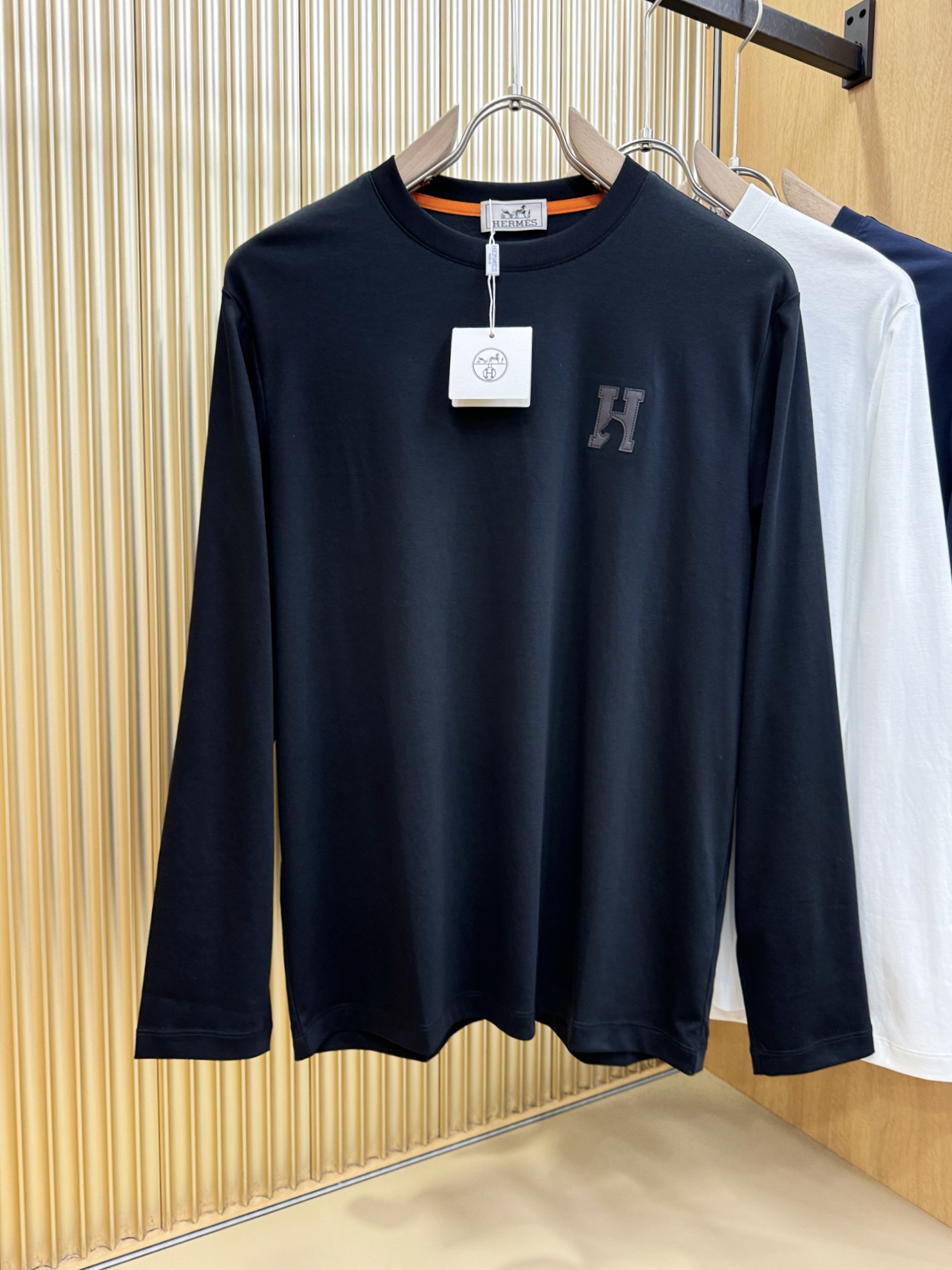 Hermès Essex 2025 Fall/Winter Long-Sleeve T-Shirts: Classic Logo Design, Custom Fabric, Men’s Fashion Essentials - 图片 1