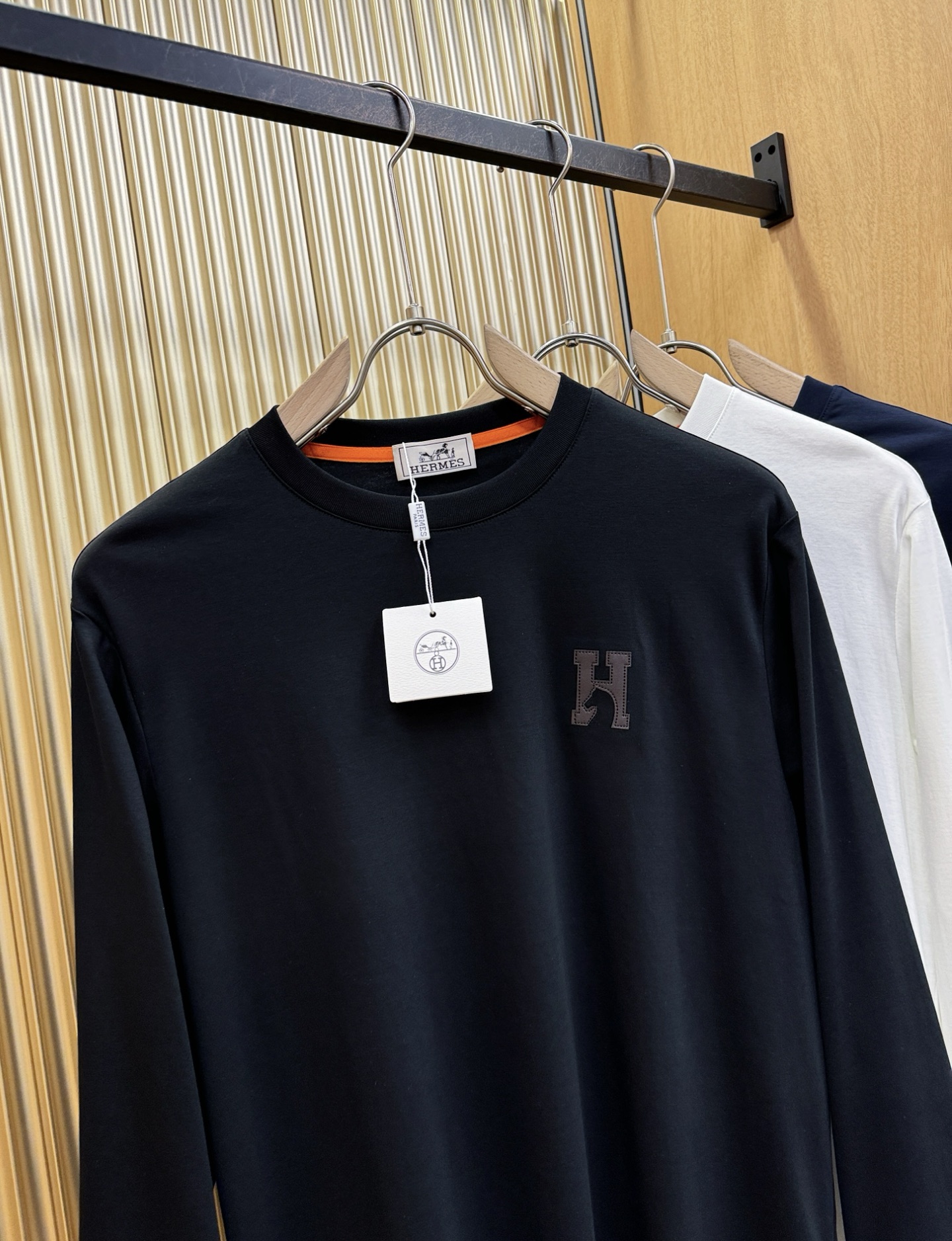 Hermès Essex 2025 Fall/Winter Long-Sleeve T-Shirts: Classic Logo Design, Custom Fabric, Men’s Fashion Essentials - 图片 2