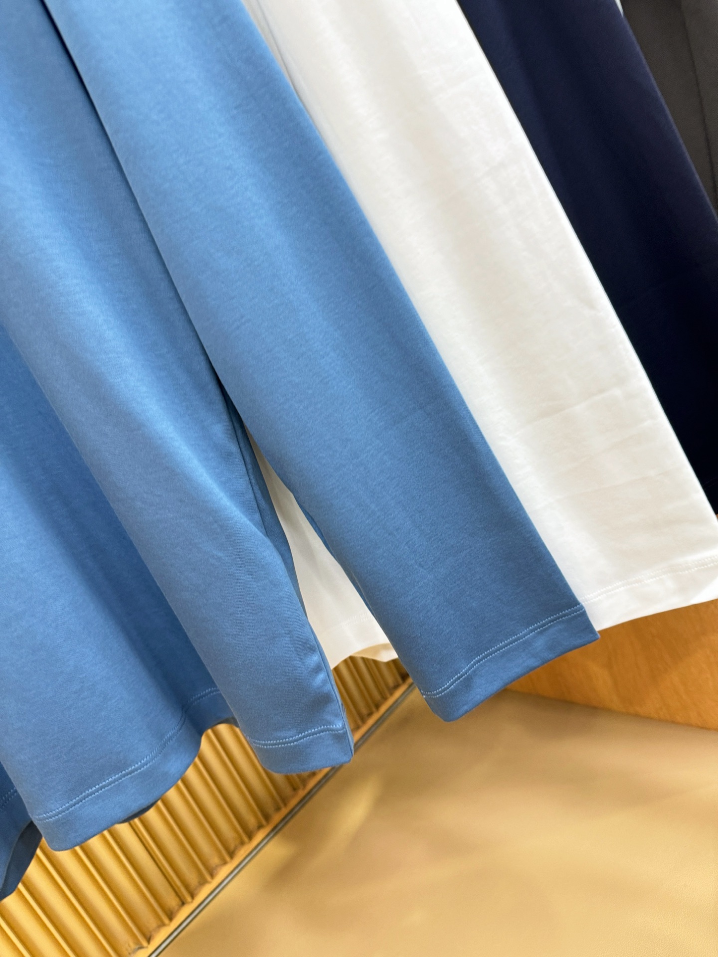 Title: Loro Piana Fall/Winter 2025 Men’s Long-Sleeve T-Shirts with Classic Logo Design and Custom Fabrics Summary: Loro Piana’s 2025 - 图片 8