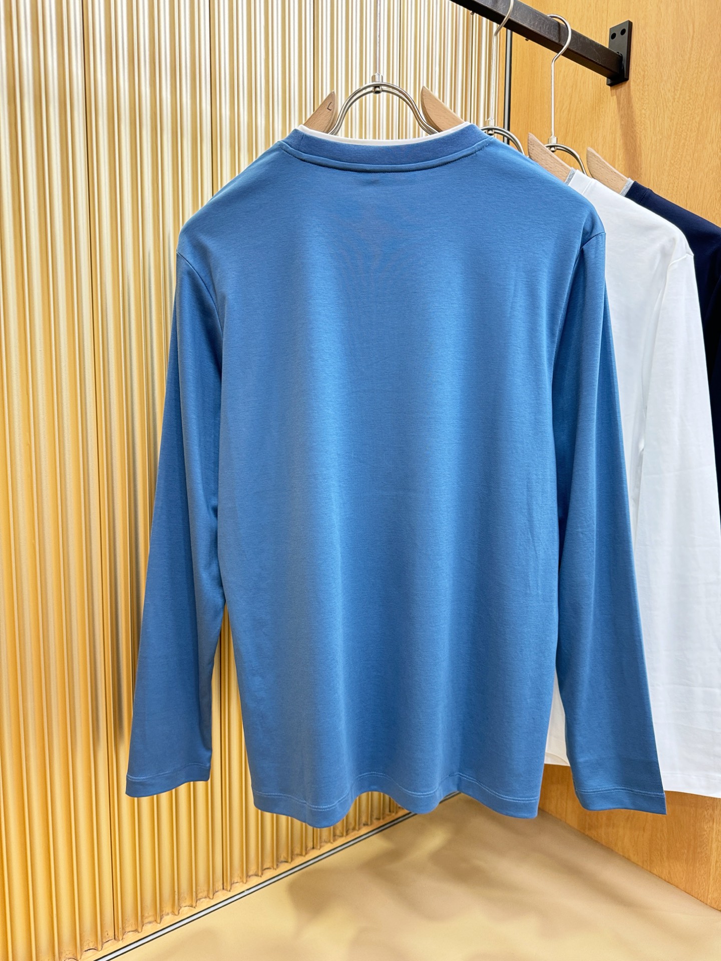 Title: Loro Piana Fall/Winter 2025 Men’s Long-Sleeve T-Shirts with Classic Logo Design and Custom Fabrics Summary: Loro Piana’s 2025 - 图片 9