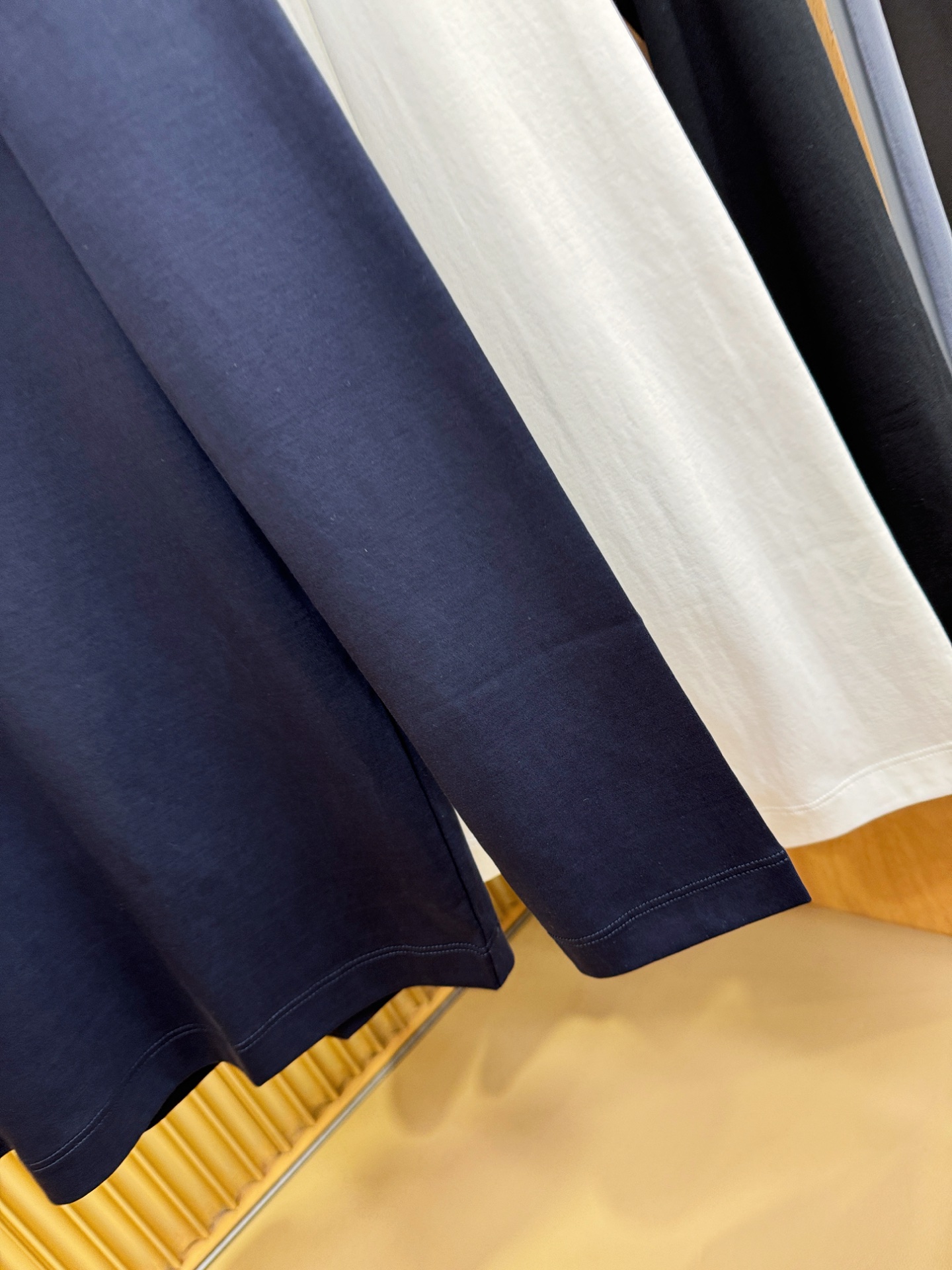 Hermès Essex 2025 Fall/Winter Long-Sleeve T-Shirts: Classic Logo Design, Custom Fabric, Men’s Closet Essentials - 图片 7