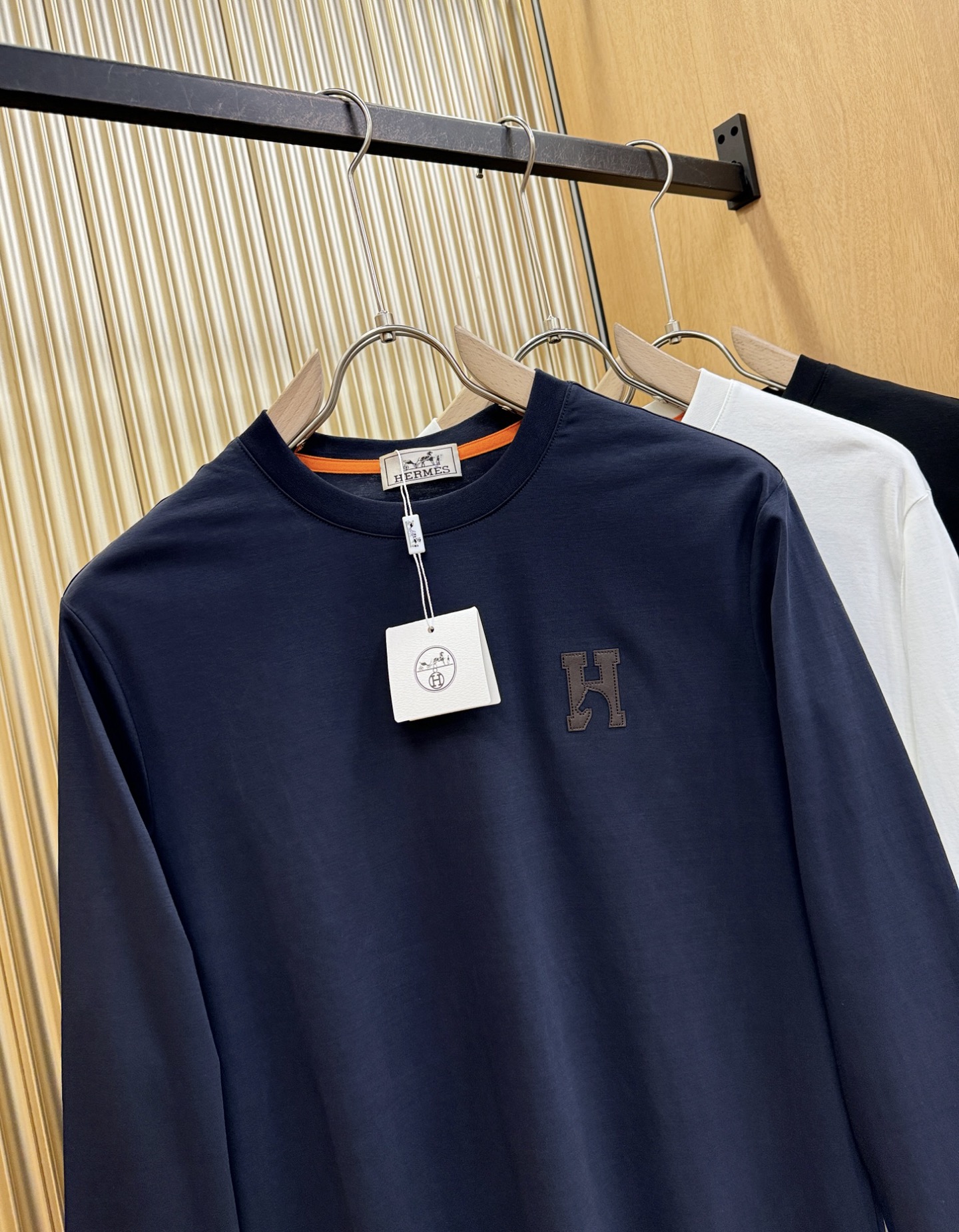 Hermès Essex 2025 Fall/Winter Long-Sleeve T-Shirts: Classic Logo Design, Custom Fabric, Men’s Closet Essentials - 图片 2