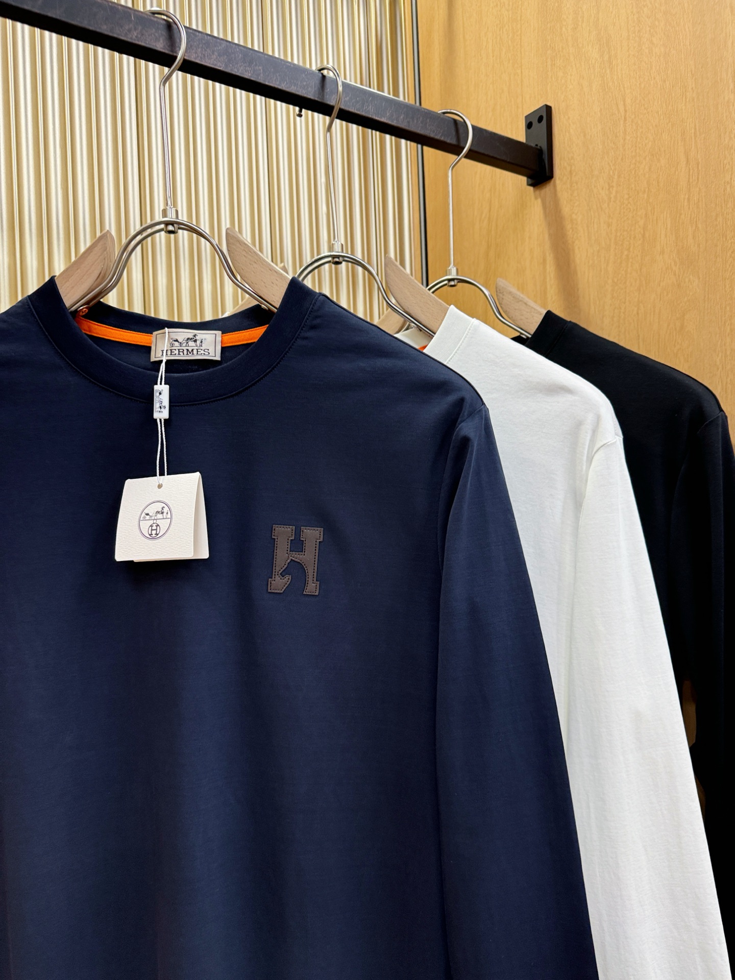 Hermès Essex 2025 Fall/Winter Long-Sleeve T-Shirts: Classic Logo Design, Custom Fabric, Men’s Closet Essentials - 图片 3