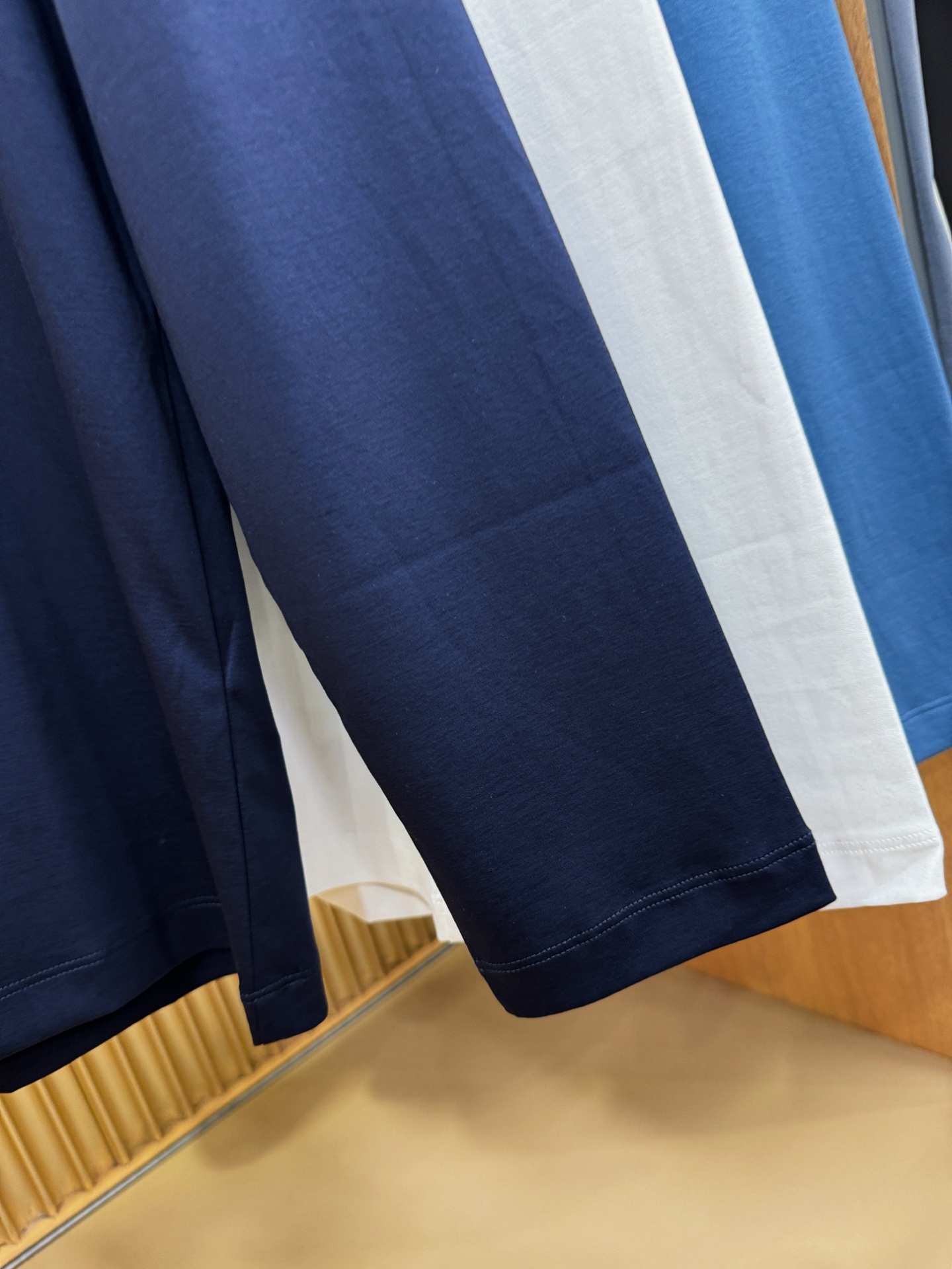 “2025 Loro Piana Men’s Long-Sleeve T-Shirts with Classic Logo Design and Custom Fabrics” - 图片 6