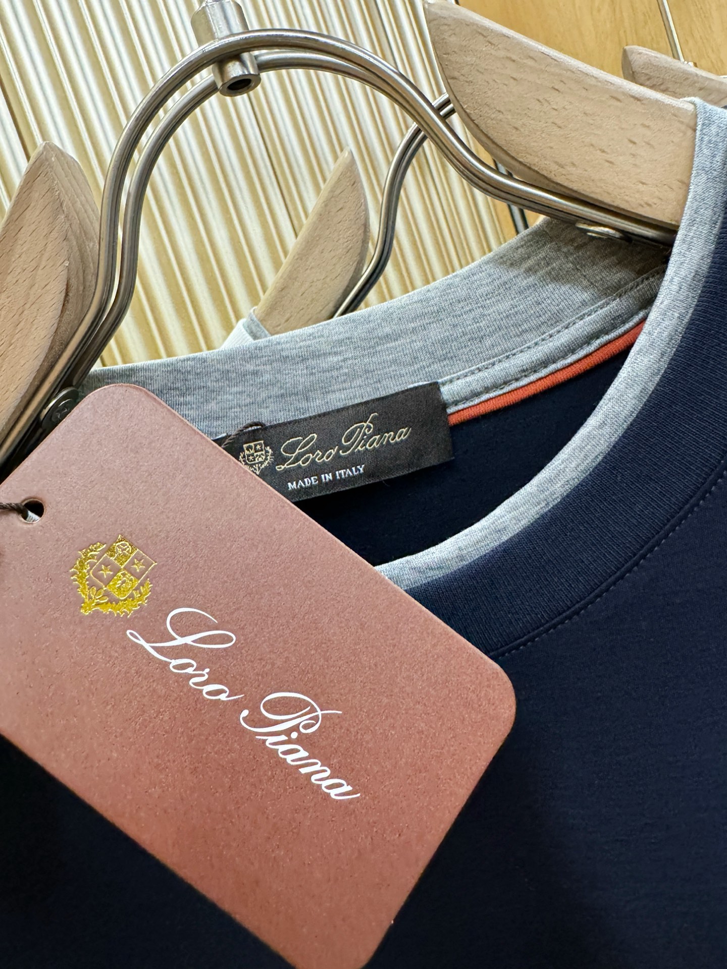 “2025 Loro Piana Men’s Long-Sleeve T-Shirts with Classic Logo Design and Custom Fabrics” - 图片 5