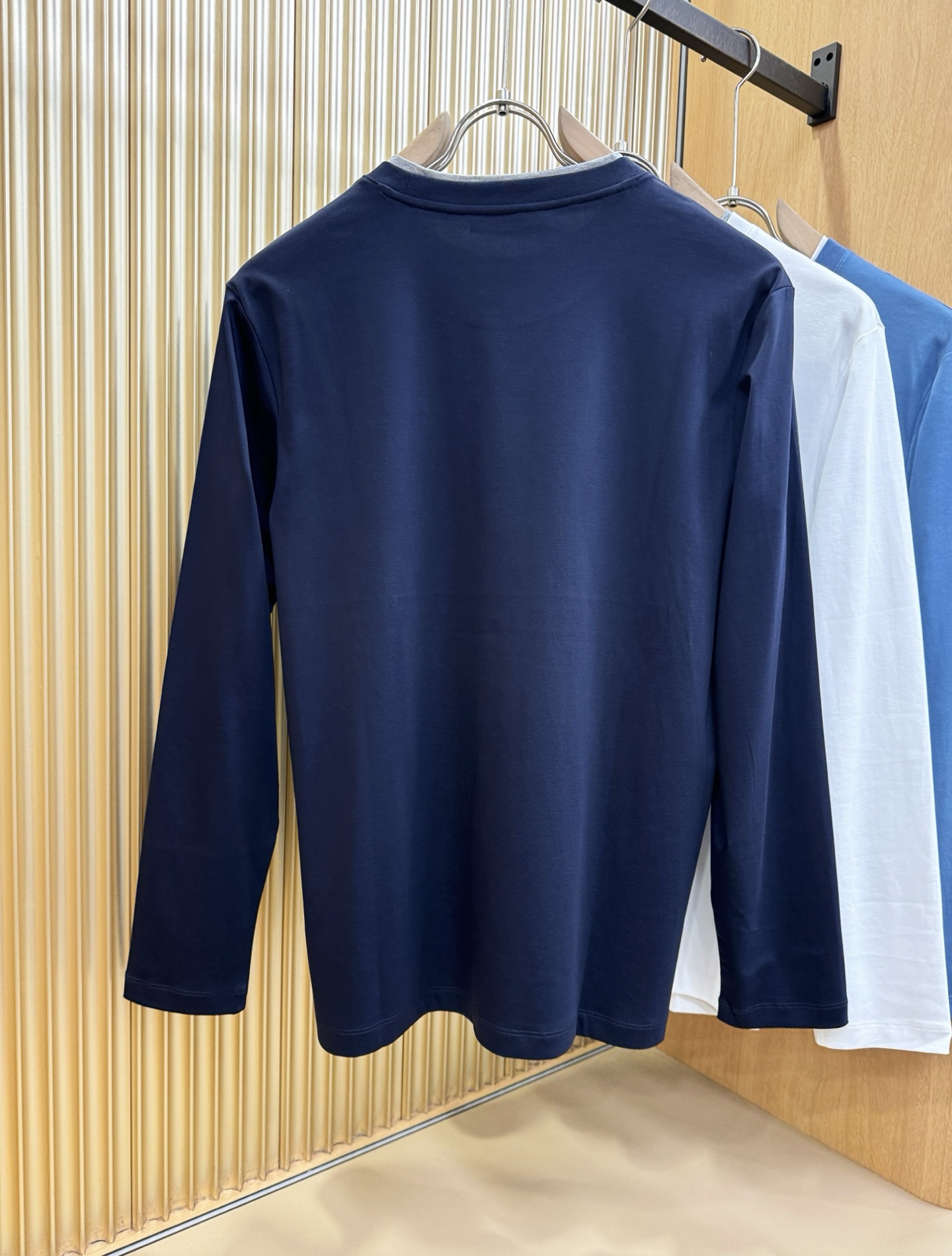 “2025 Loro Piana Men’s Long-Sleeve T-Shirts with Classic Logo Design and Custom Fabrics” - 图片 9