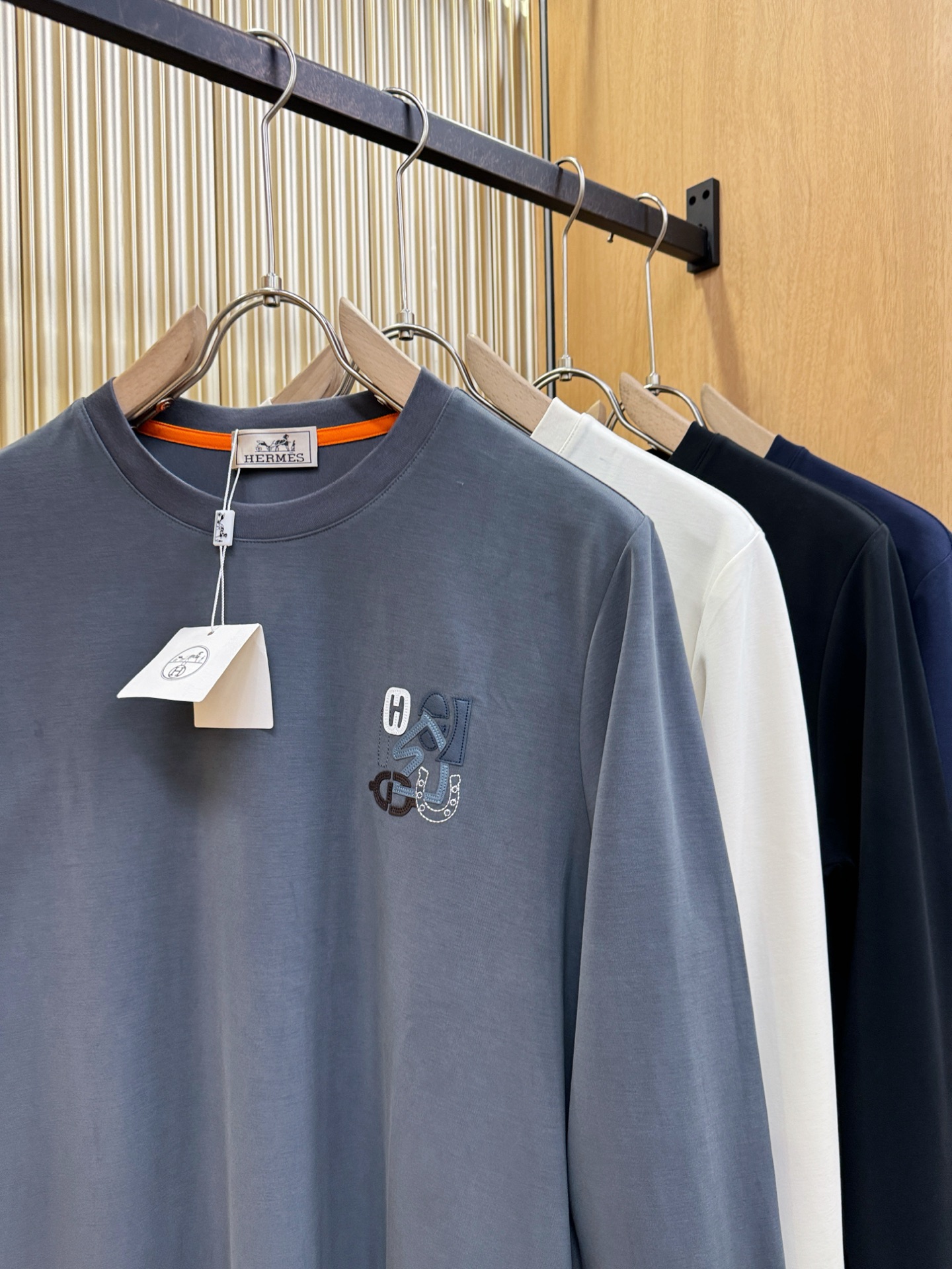“Hermès Essex 2025 Men’s Fall/Winter Long-Sleeve T-Shirts: Classic Logo Design, Custom Fabric, Comfortable Fit” - 图片 3