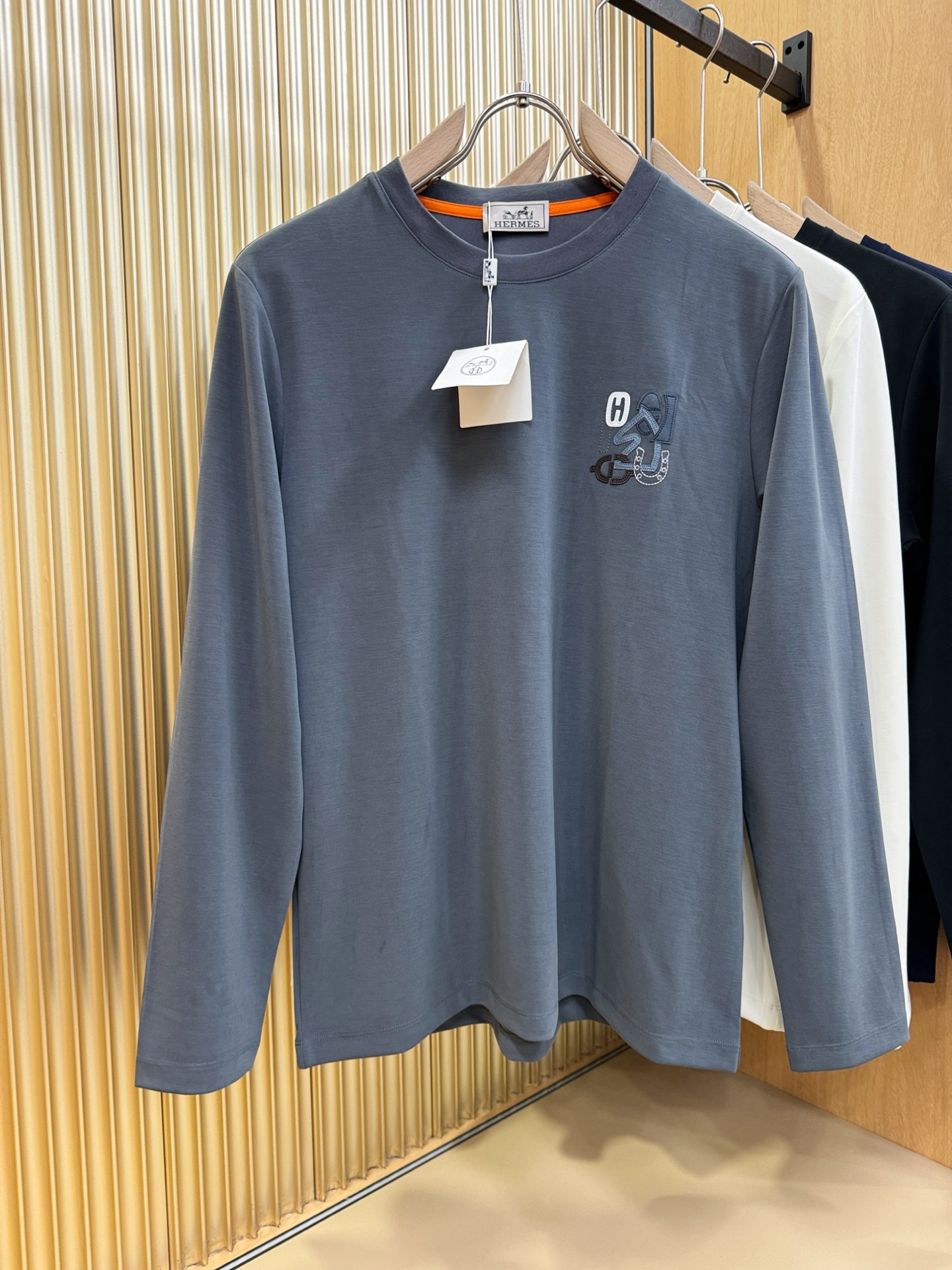 “Hermès Essex 2025 Men’s Fall/Winter Long-Sleeve T-Shirts: Classic Logo Design, Custom Fabric, Comfortable Fit”