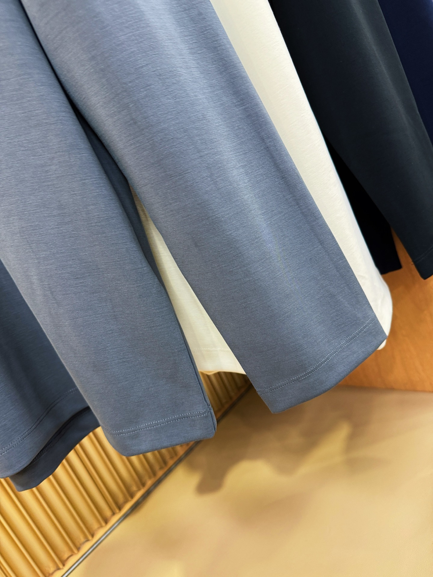 “Hermès Essex 2025 Men’s Fall/Winter Long-Sleeve T-Shirts: Classic Logo Design, Custom Fabric, Comfortable Fit” - 图片 7