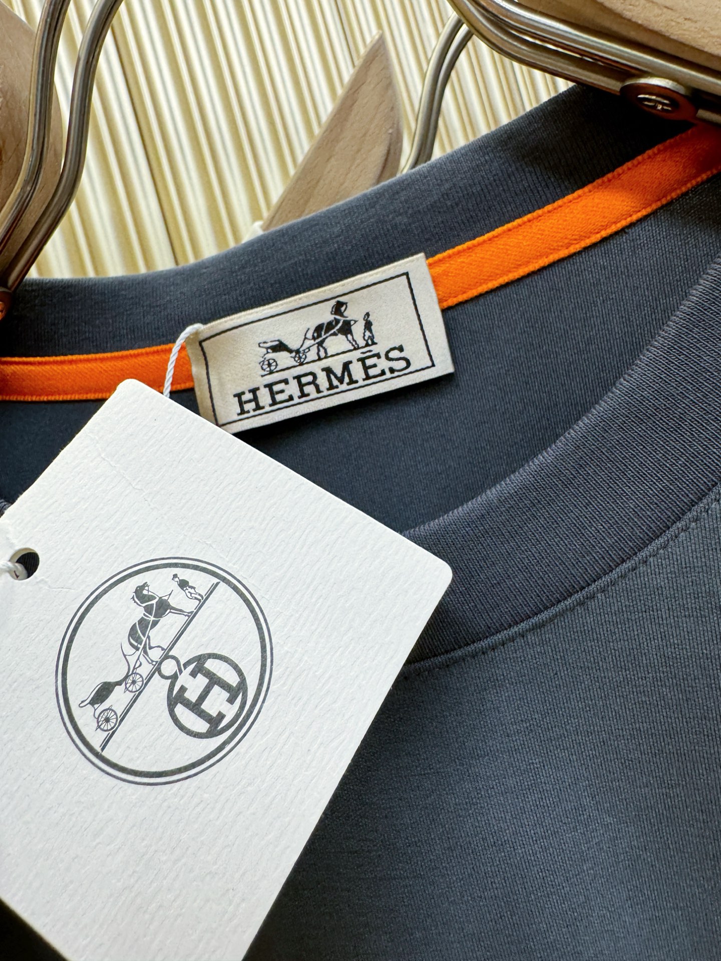 “Hermès Essex 2025 Men’s Fall/Winter Long-Sleeve T-Shirts: Classic Logo Design, Custom Fabric, Comfortable Fit” - 图片 5