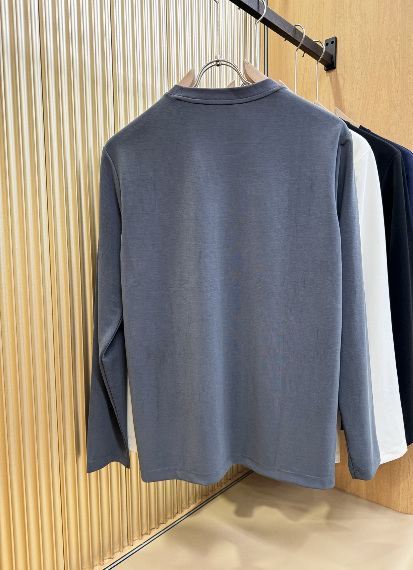 “Hermès Essex 2025 Men’s Fall/Winter Long-Sleeve T-Shirts: Classic Logo Design, Custom Fabric, Comfortable Fit” - 图片 9