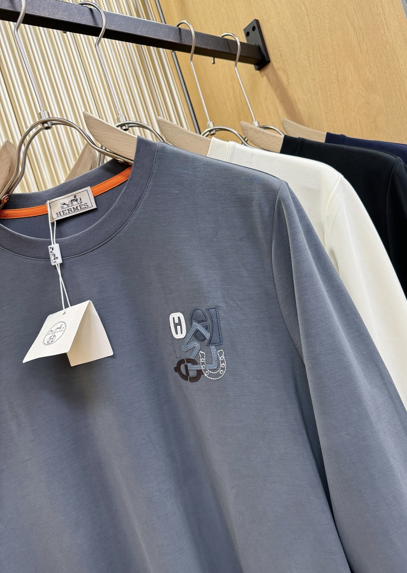 “Hermès Essex 2025 Men’s Fall/Winter Long-Sleeve T-Shirts: Classic Logo Design, Custom Fabric, Comfortable Fit” - 图片 6