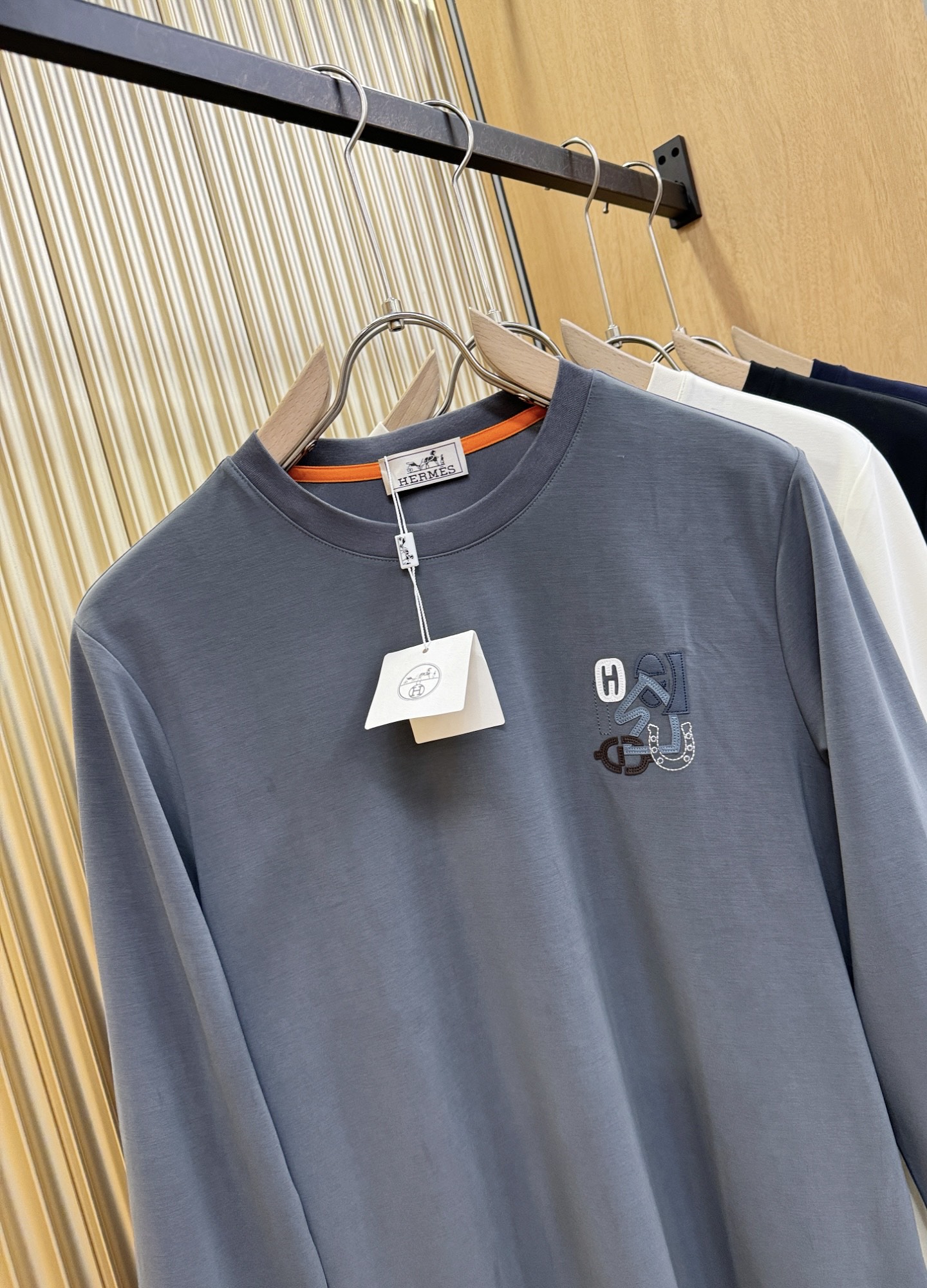 “Hermès Essex 2025 Men’s Fall/Winter Long-Sleeve T-Shirts: Classic Logo Design, Custom Fabric, Comfortable Fit” - 图片 2