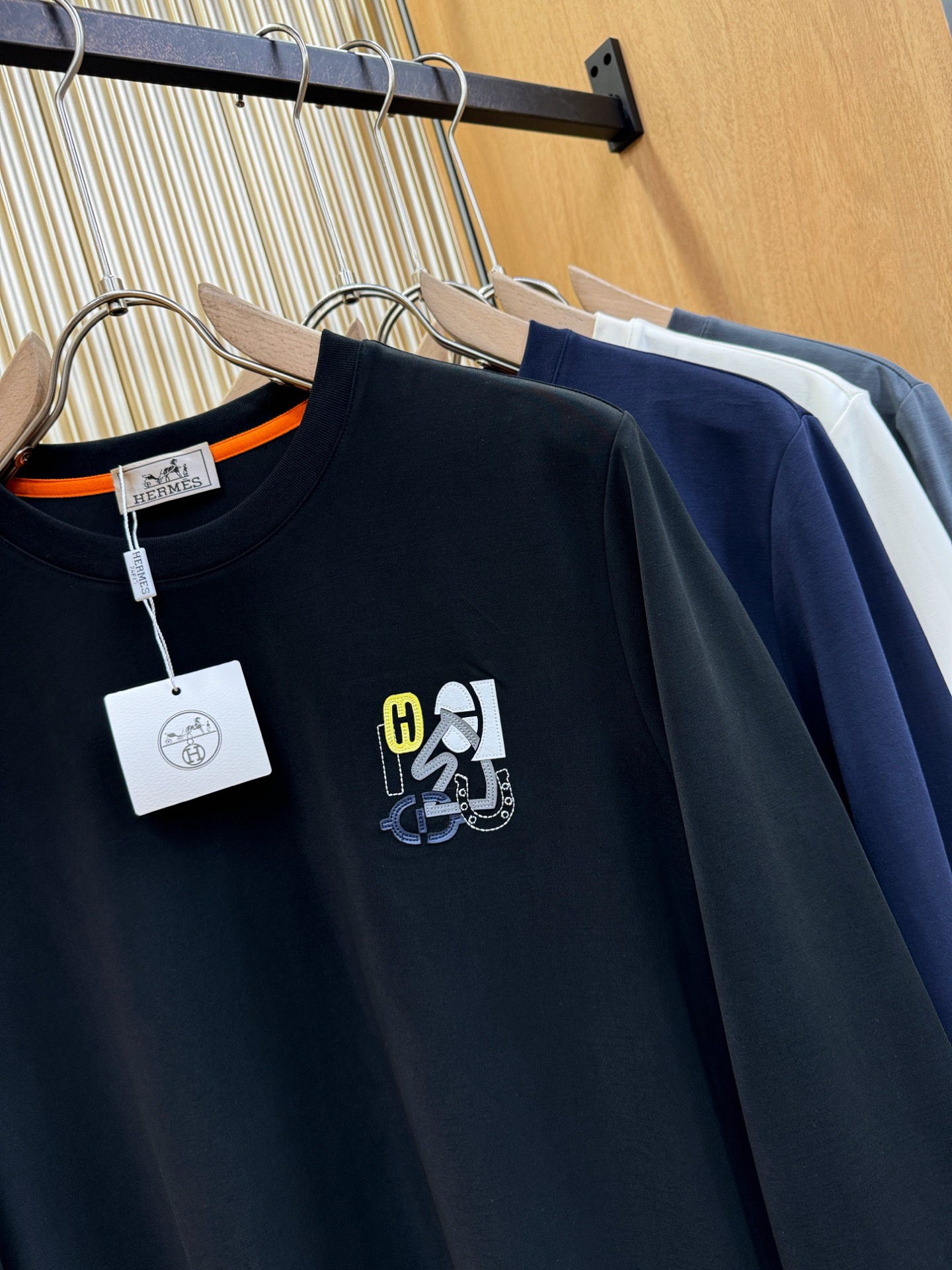 “New Hermès Essex 2025 Fall/Winter Long-Sleeve T-Shirts: Classic Logo Design, Custom Fabric, Men’s Wardrobe Essential” - 图片 6