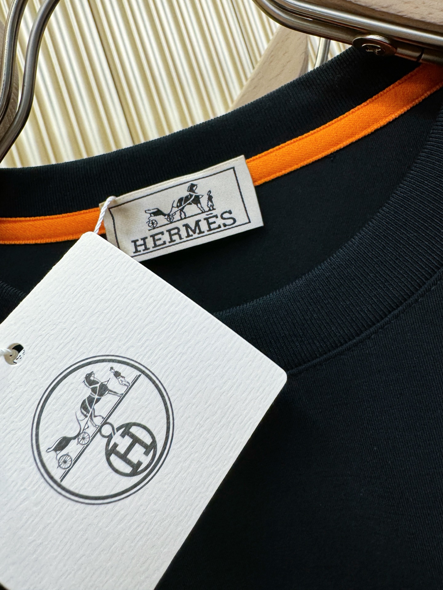 “New Hermès Essex 2025 Fall/Winter Long-Sleeve T-Shirts: Classic Logo Design, Custom Fabric, Men’s Wardrobe Essential” - 图片 7