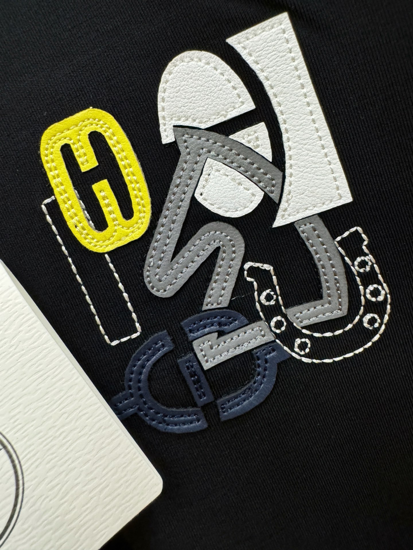 “New Hermès Essex 2025 Fall/Winter Long-Sleeve T-Shirts: Classic Logo Design, Custom Fabric, Men’s Wardrobe Essential” - 图片 4